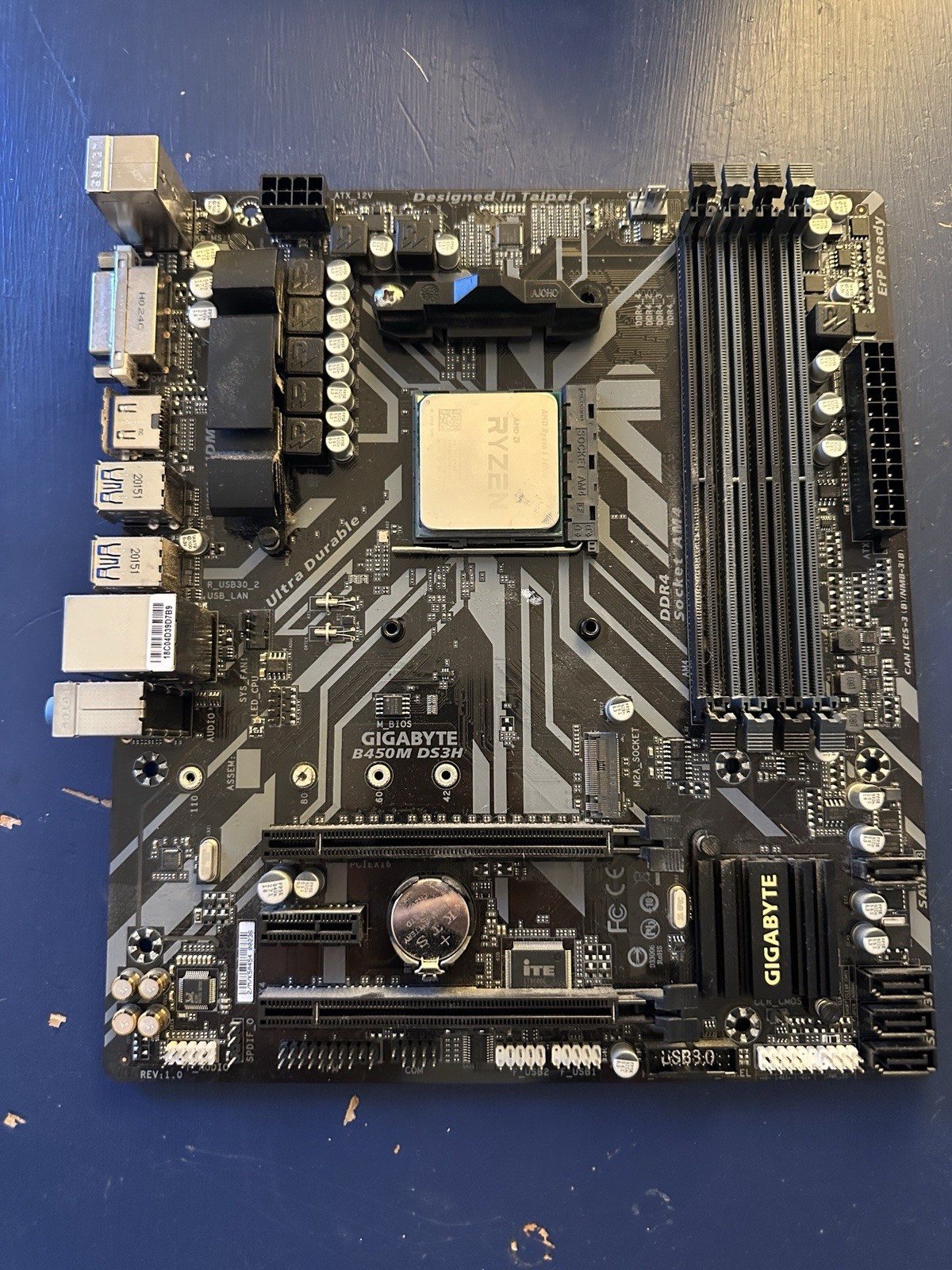 GIGABYTE B450M DS3H AM4 MicroATX DDR4 4-DIMM M.2 HDMI/DVI USB3