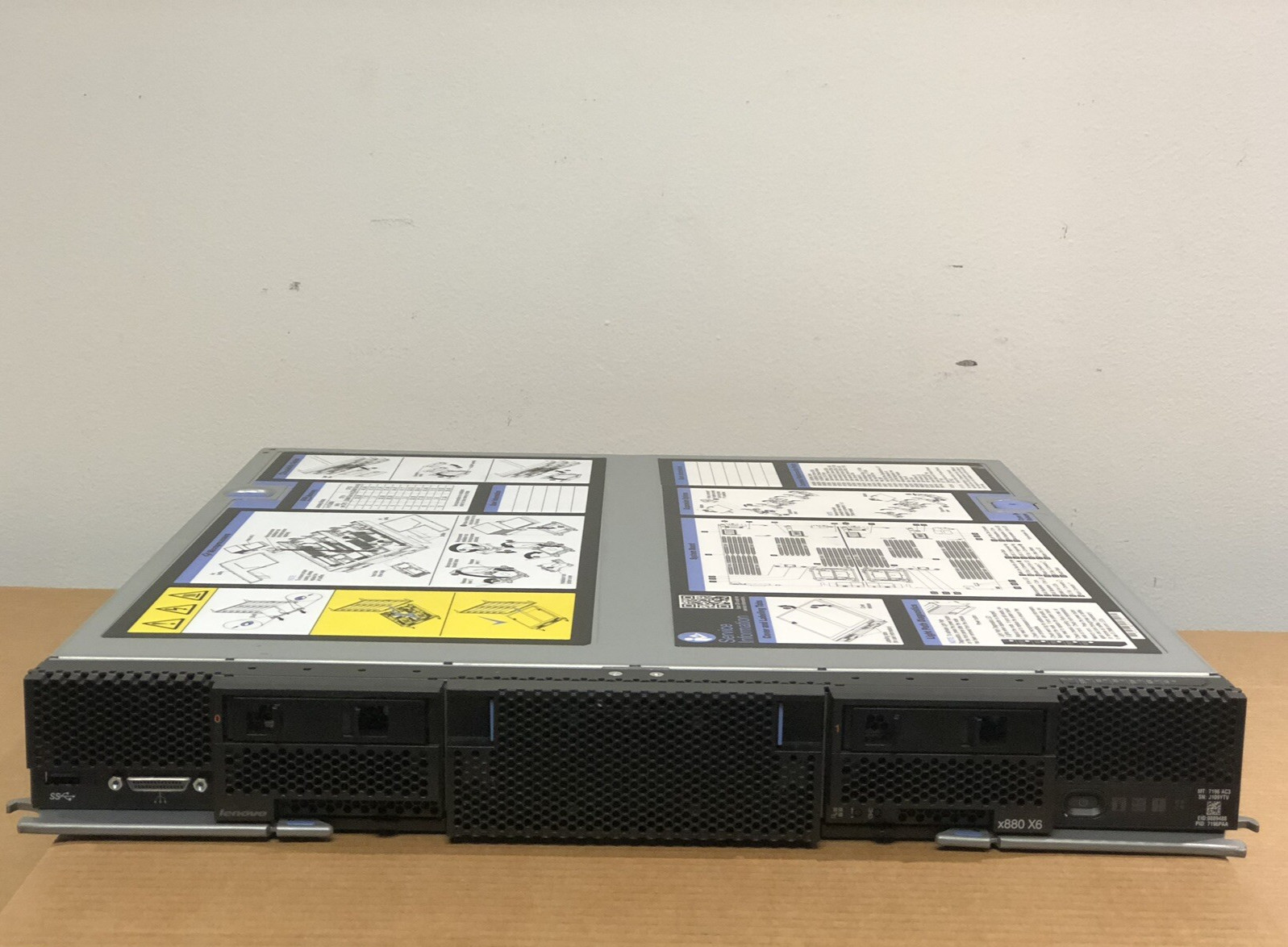 FlexSystem Lenovo x880 X6 Server Two E7-8867V3 2.5GHz 32 Core 512GB 2x SFF