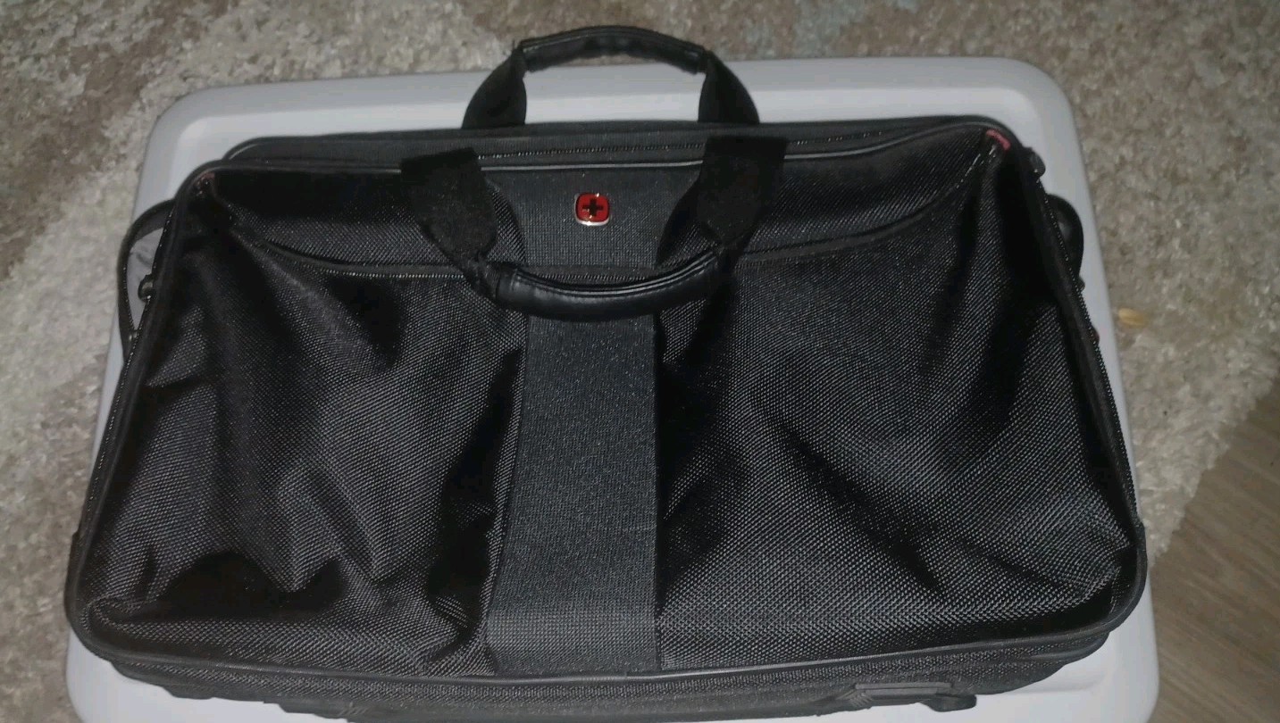 Swiss Gear WENGER Mainframe 17X12"  Laptop Briefcase Black Many Compartments EUC