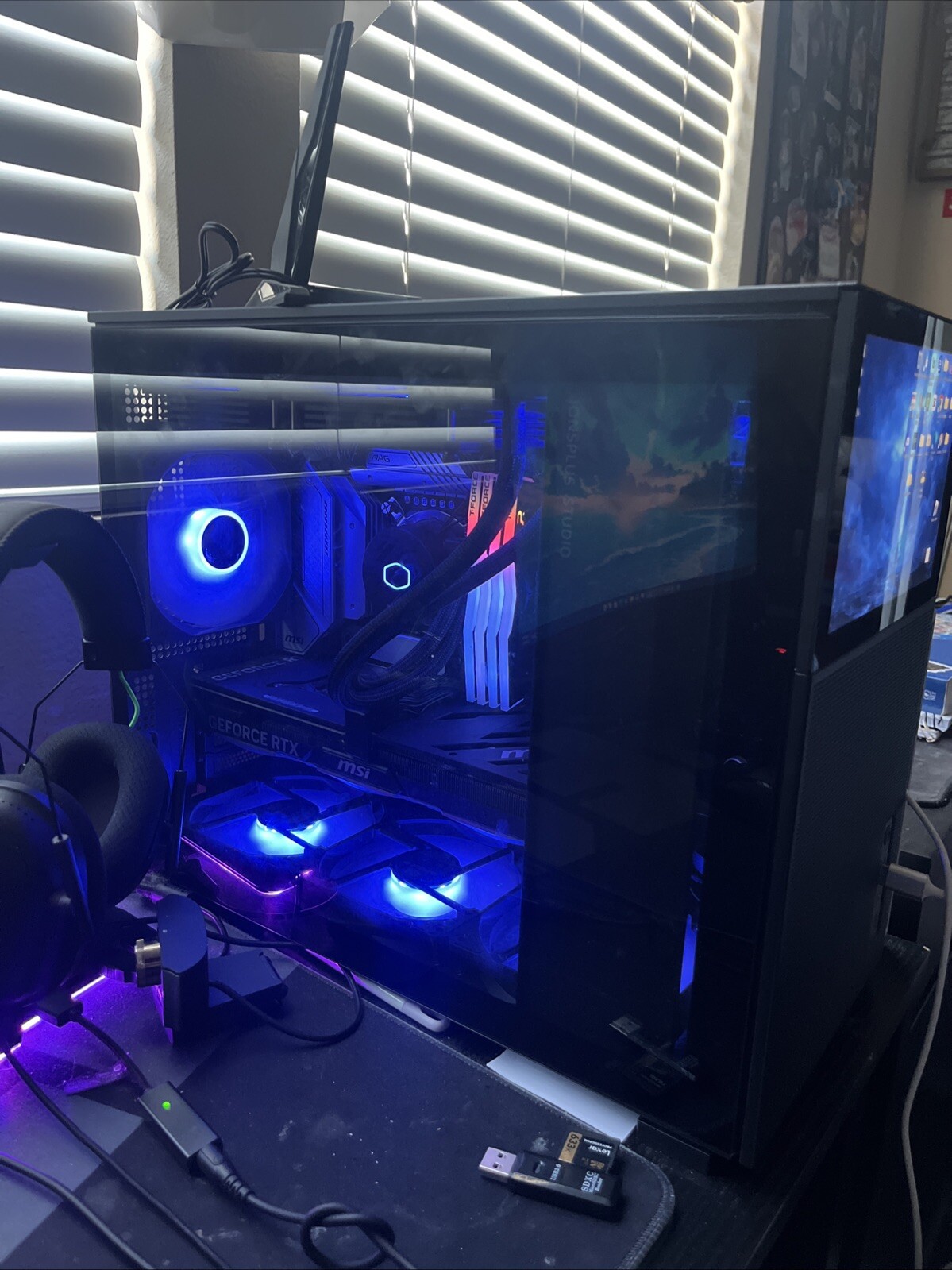 PREMIUM GAMING PC: Runs super fast and smooth: Has a 4070 gpu. Barely used