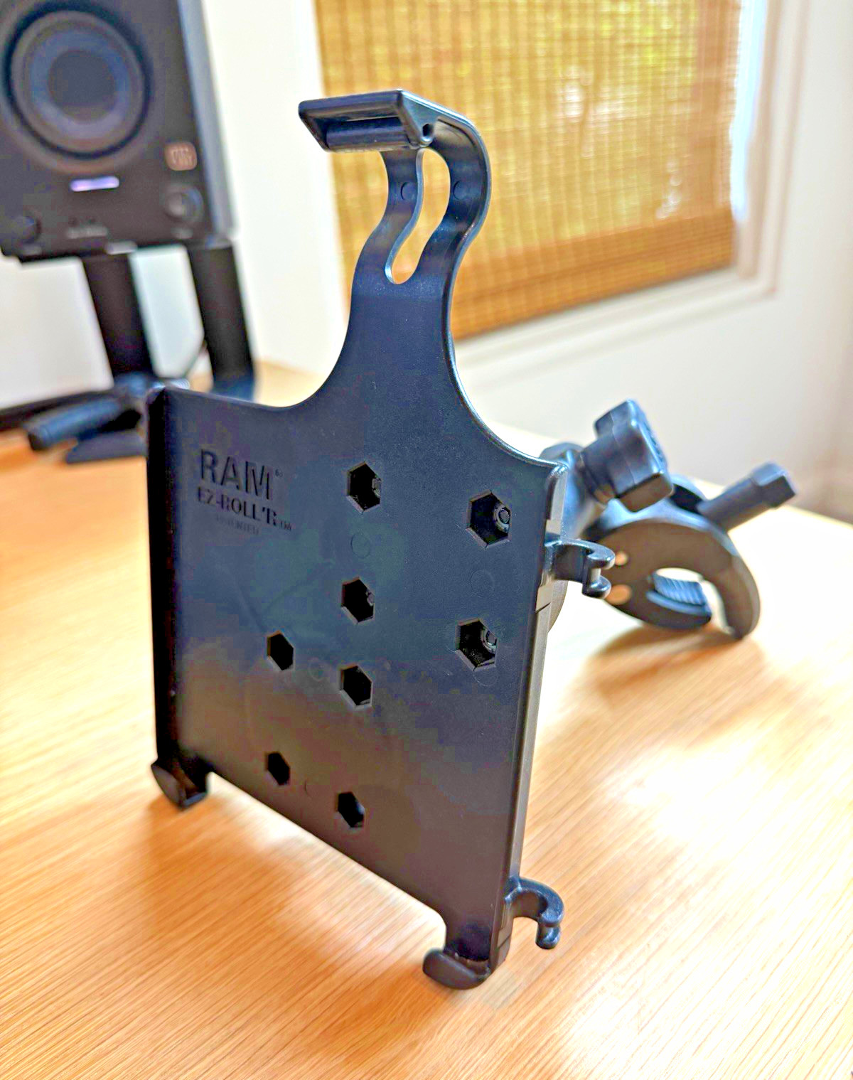 RAM Mounts iPad mini 6/A17 Pro Aviation Yoke Mount EZ-Roll’r Pencil Clip
