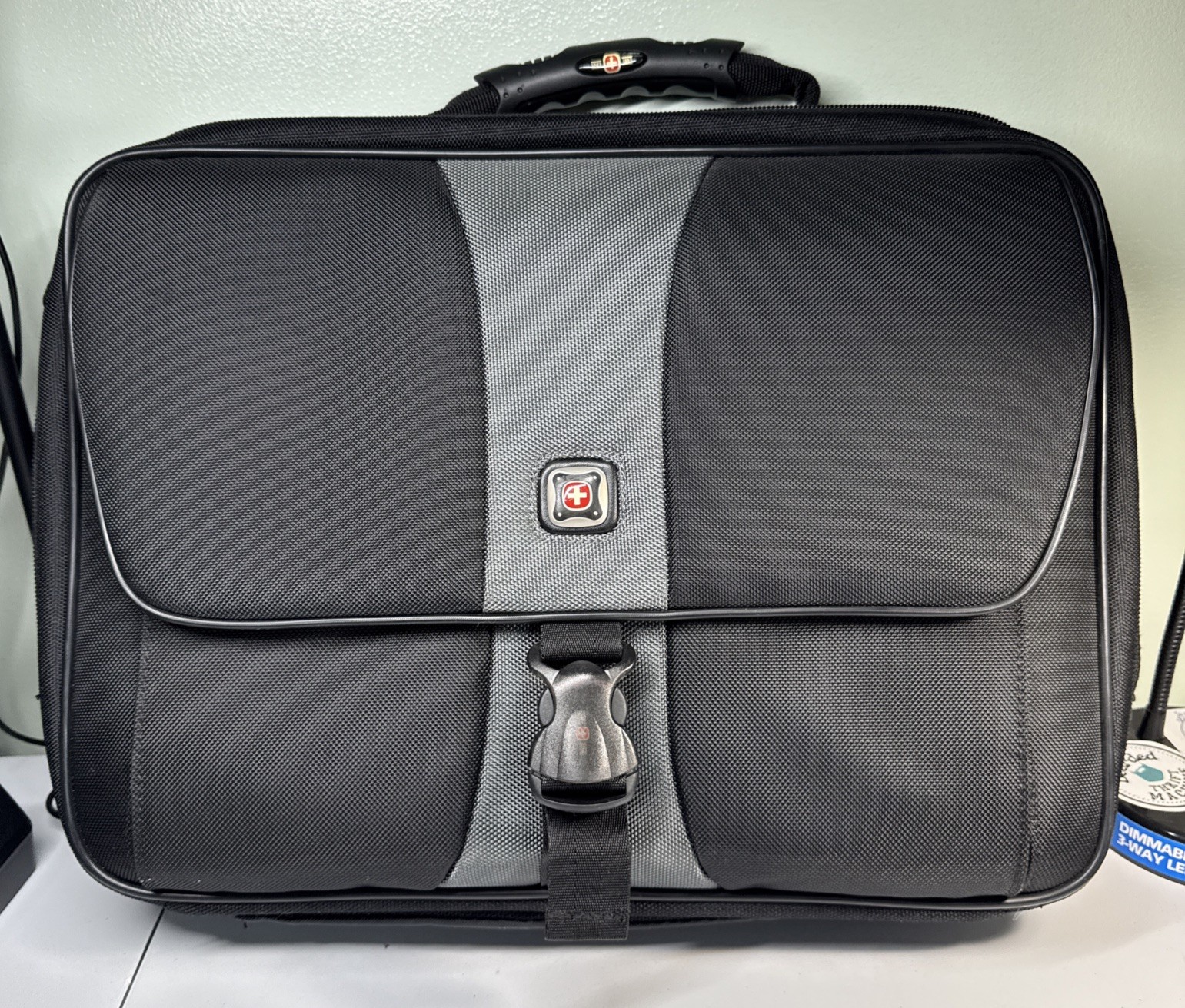 Wenger Swiss Gear Black Laptop Shoulder Messenger Bag Padded Fits 15" 17" New