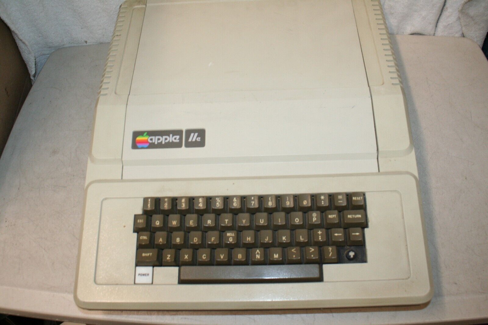 Vintage APPLE II PLUS COMPUTER, Model  No. A2S1048 for Parts/Repair -Untested