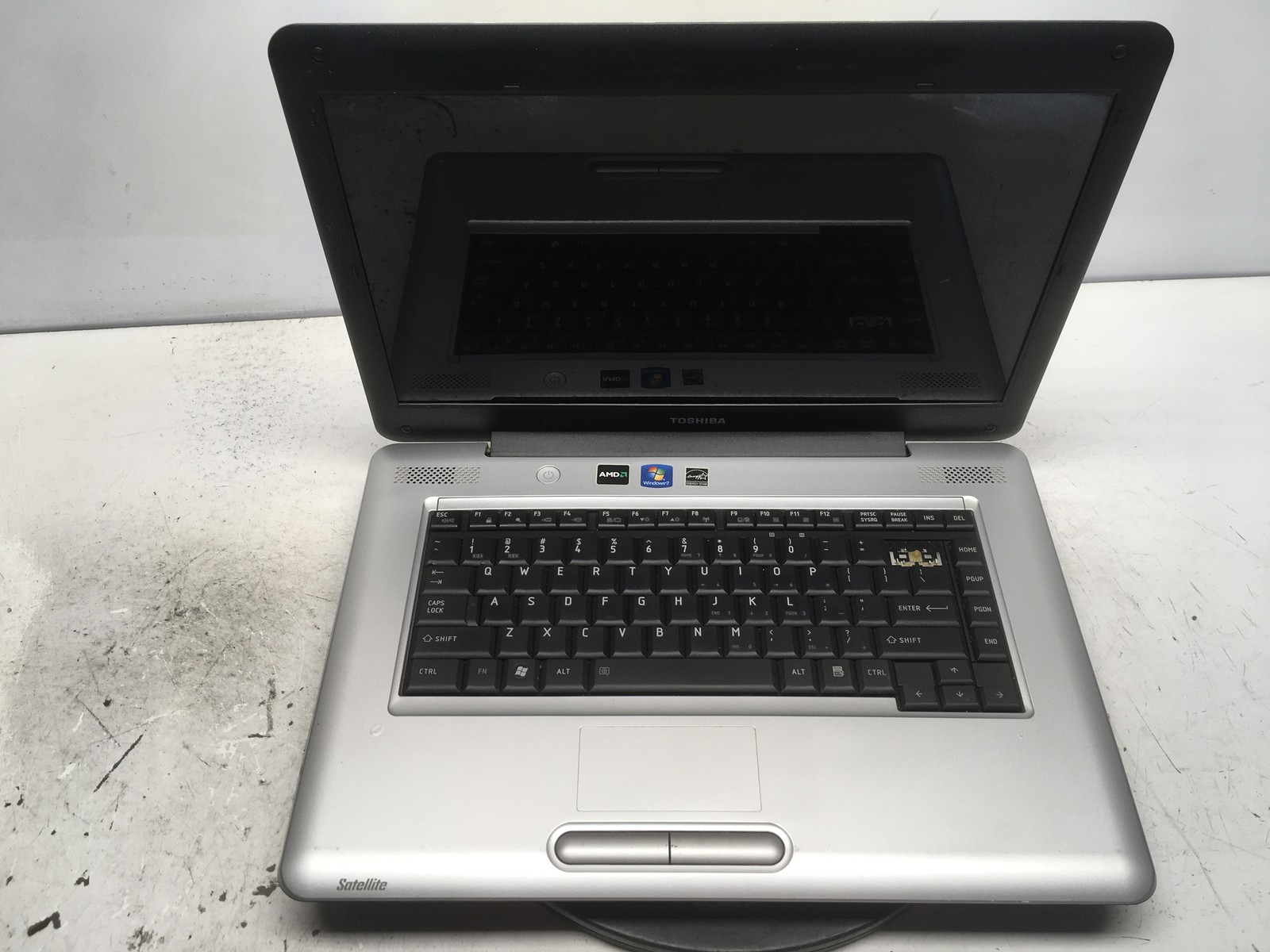 Toshiba Satellite L455D-S5976 AMD Sempron SI-42 2100MHz 2 GB NO HDD No Batt
