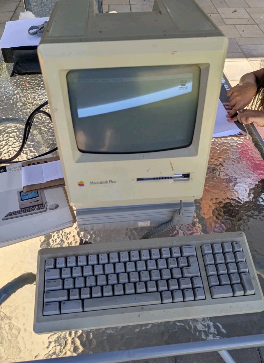 Vintage Apple Macintosh Plus 1MB M0001A Computer Keyboard Manual WORKING Boots