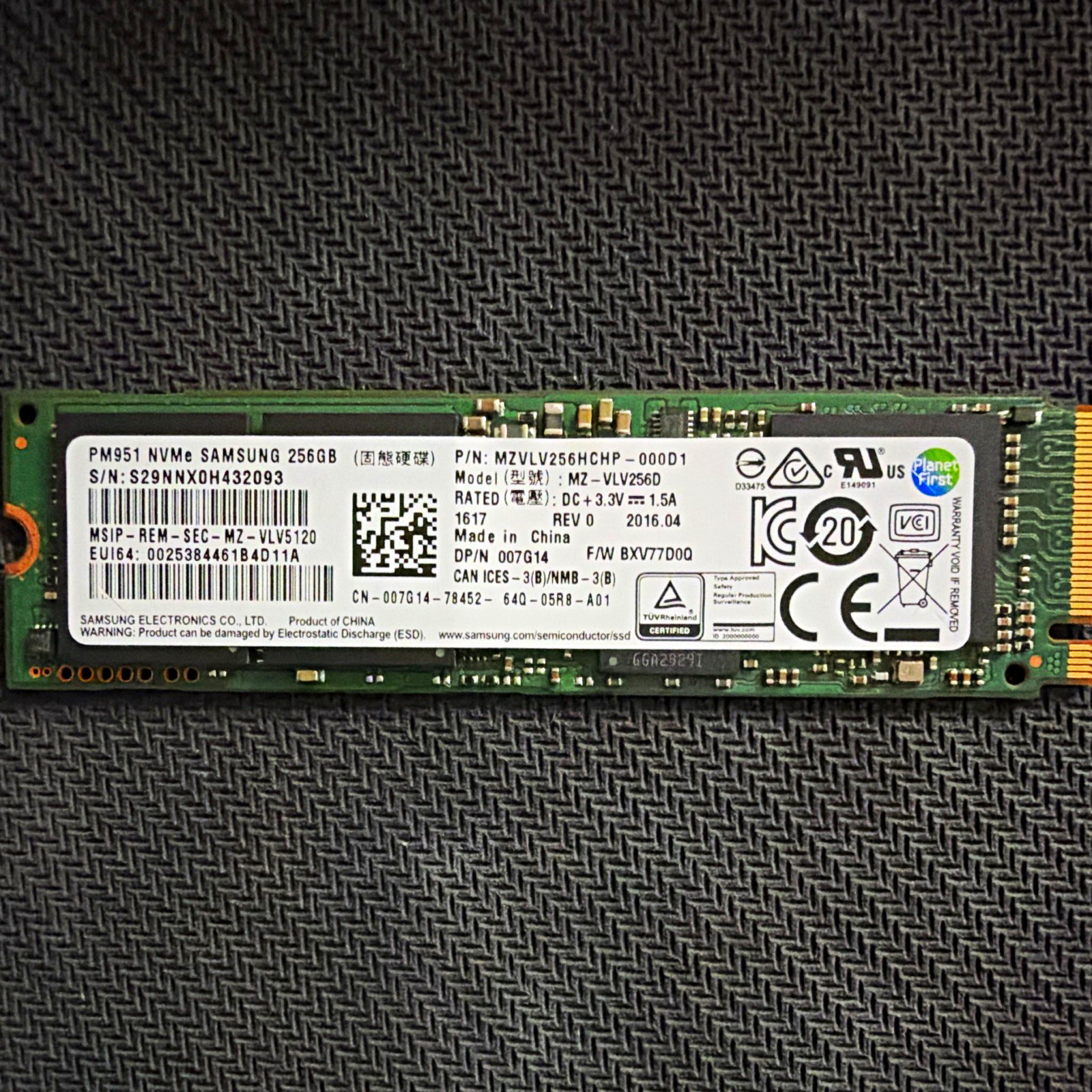 Samsung PM951 256GB M.2 NVMe Internal SSD TCG/Opal MZVLW256HCHP-000D1