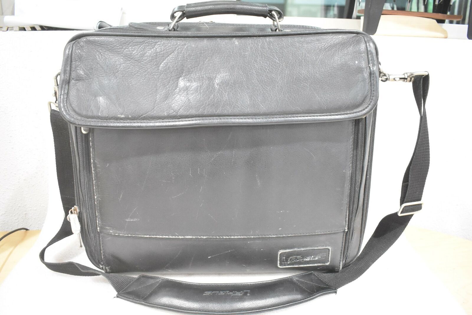 TARGUS CLN5-001 TRADITIONAL LEATHER CASE FOR 15.4" LAPTOPS, BLACK, GENUINE LEATH
