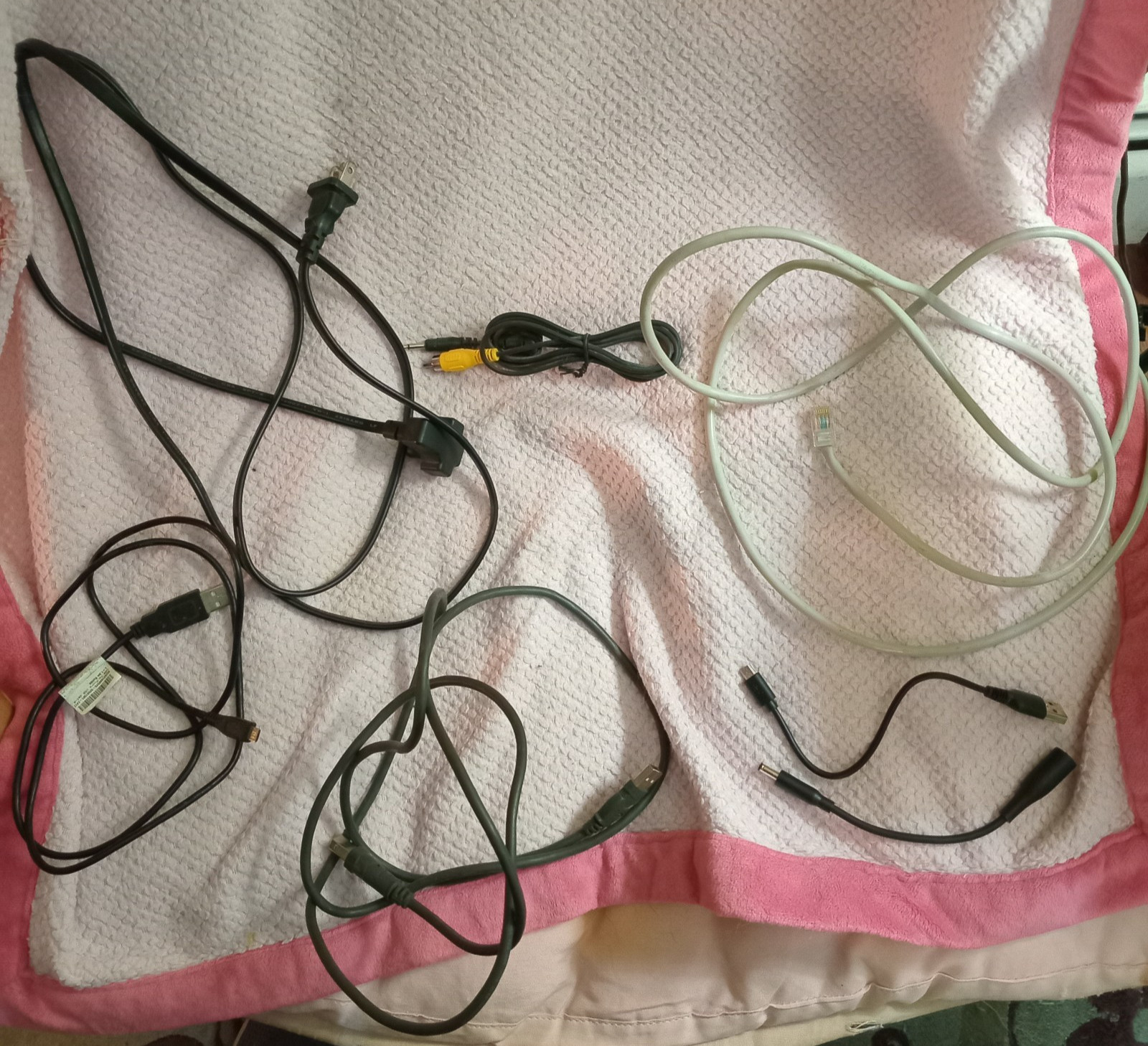VARIOUS PRE-OWNED CABLES INCL. LAN, ETHERNET & USB CABLES FOR DATA TRANSFER