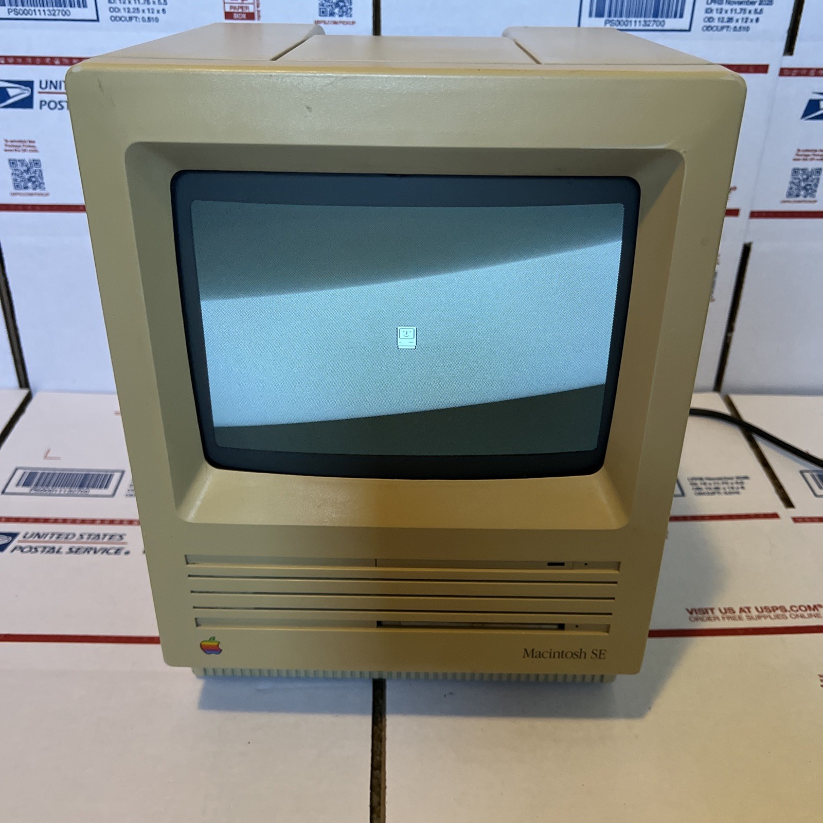 Apple Macintosh SE M5011 Computer w/Drives - Boots / Powers * AS IS - READ FULLY