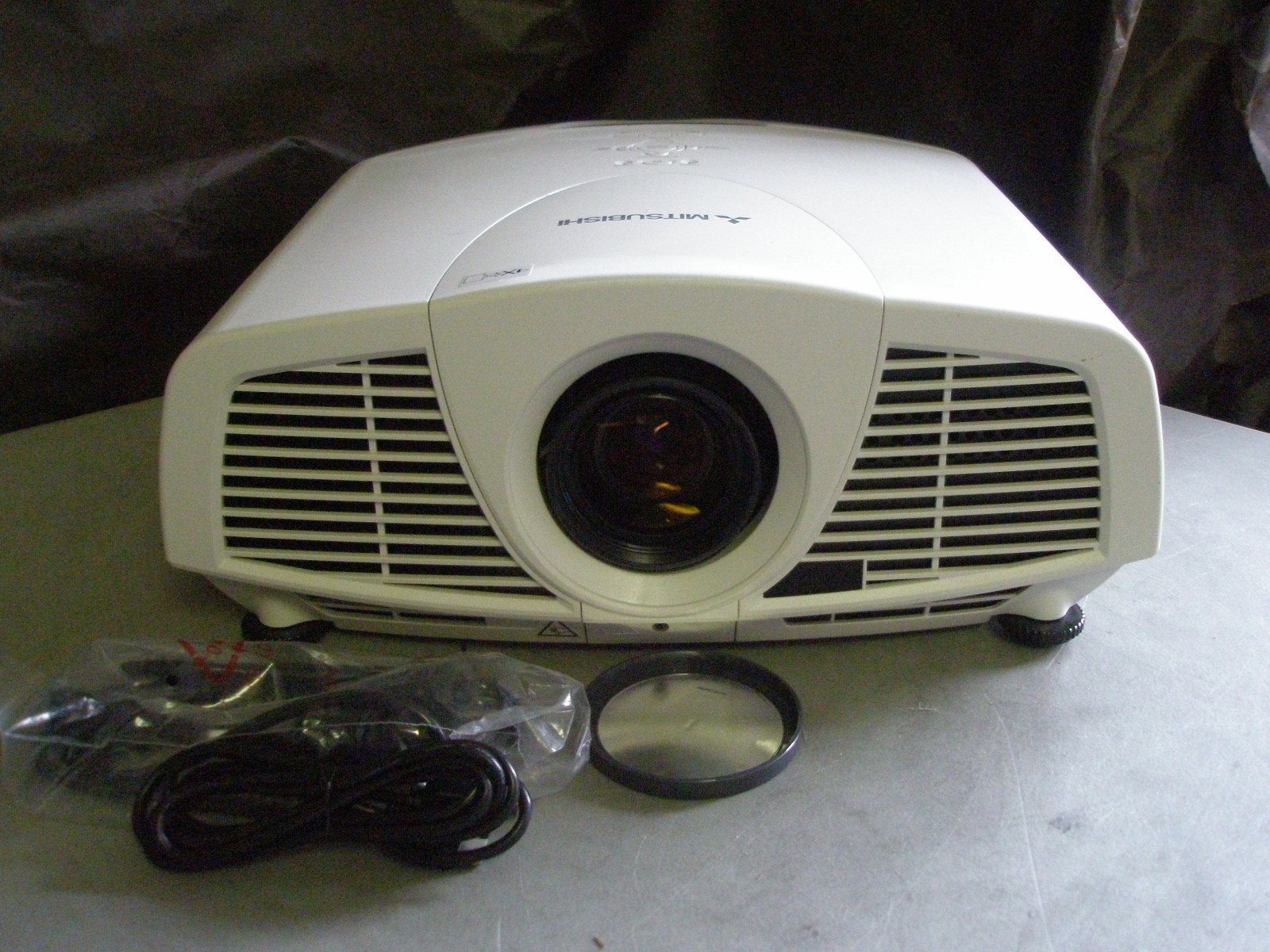 MITSUBISHI WD3300U DLP HD PROJECTOR 4000 LUMENS NEW FACTORY LAMP INSTALLED