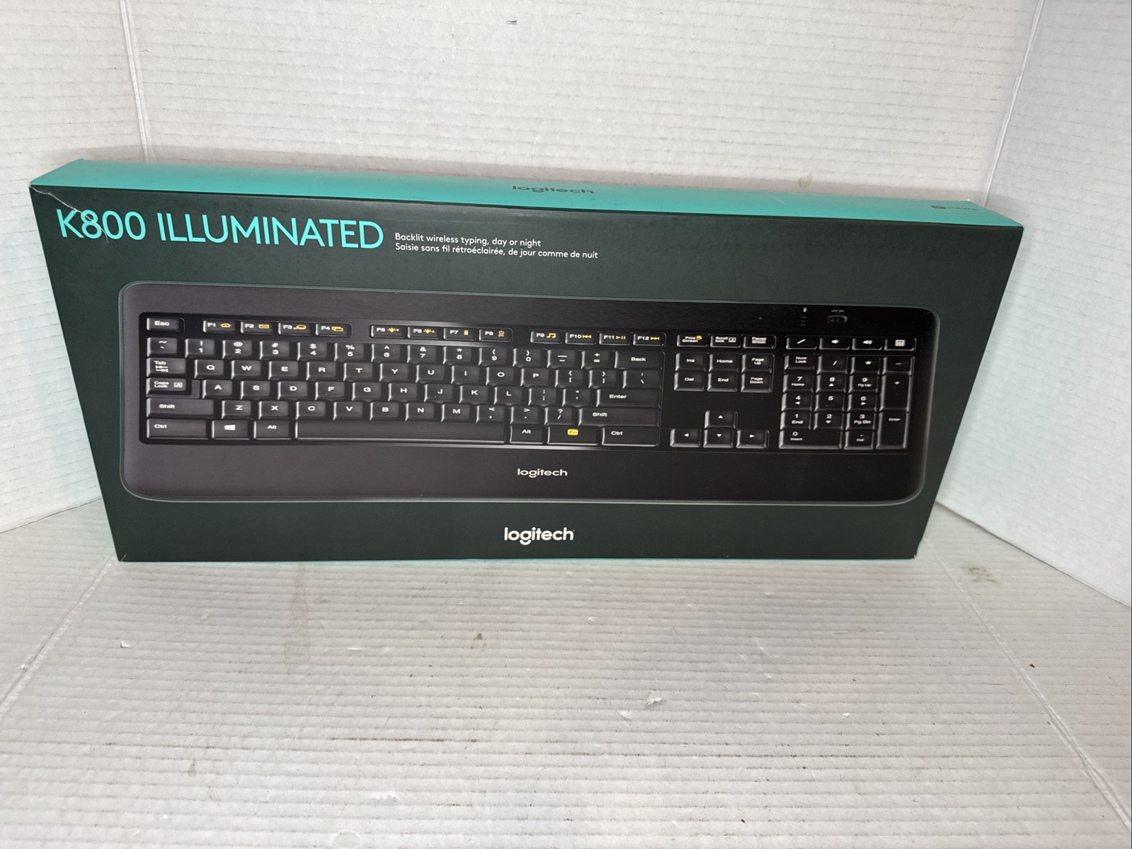 Logitech K800 Wireless Illuminated Keyboard Complete Bundle BRAND NEW