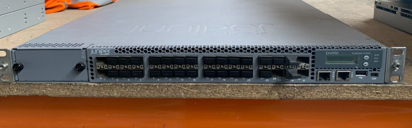 JUNIPER EX4550-32F-DC-AFO 32-port 1/10GbE SFP+ Switch DC PS
