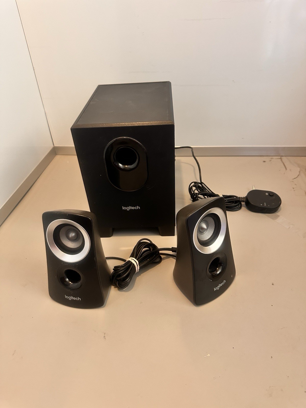 Logitech Z313 2.1 Channel Speaker System For PC Mac w/Subwoofer Tested Works