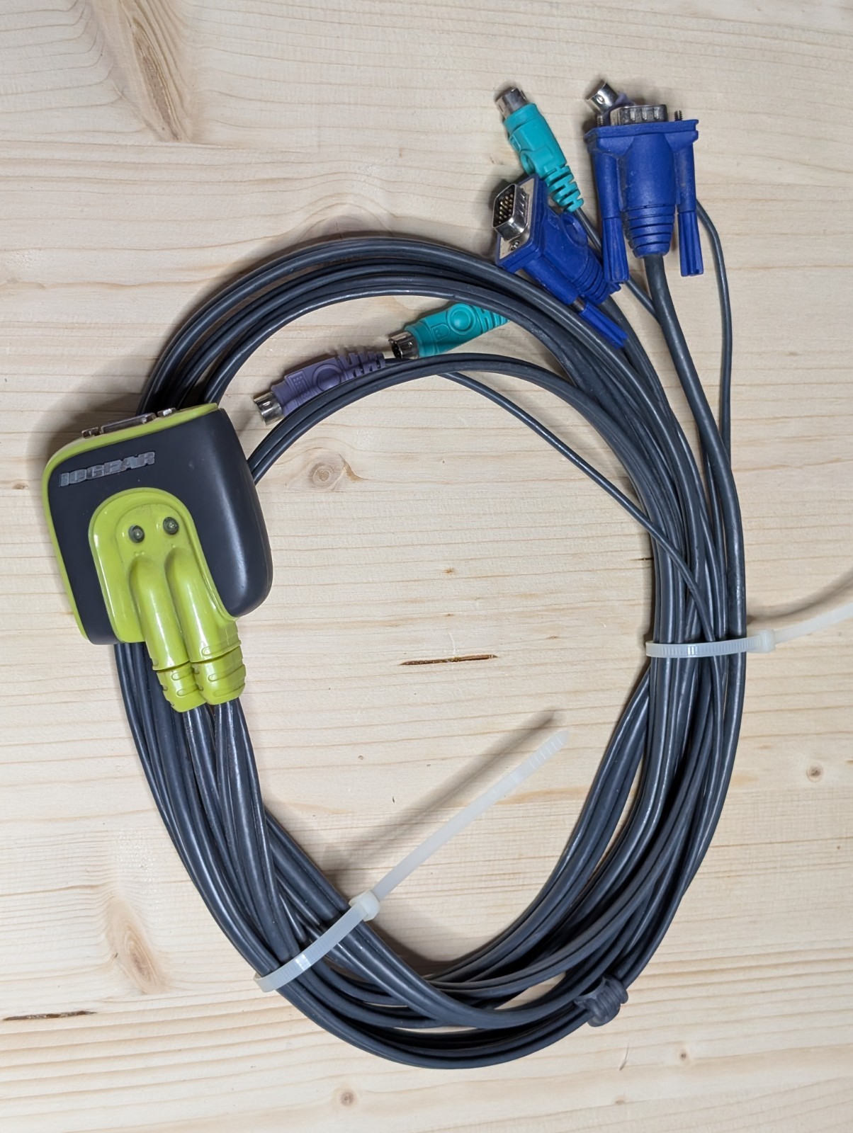 Cables Unlimited IOGEAR MiniView (ATN-G-CS62) 2-Ports External KVM switch PS/2
