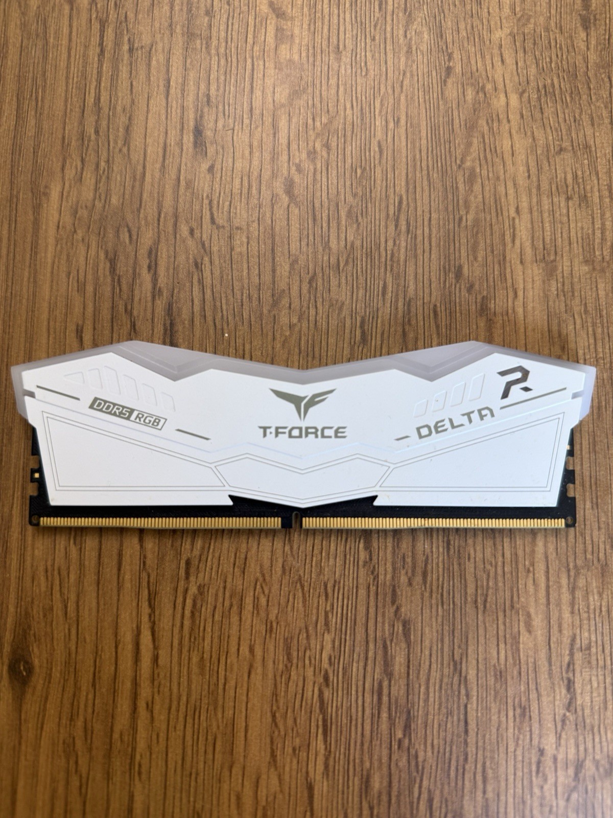 TEAMGROUP T-FORCE DELTA RGB 16GB DDR5 5200 UDIMM 288-Pin RAM White