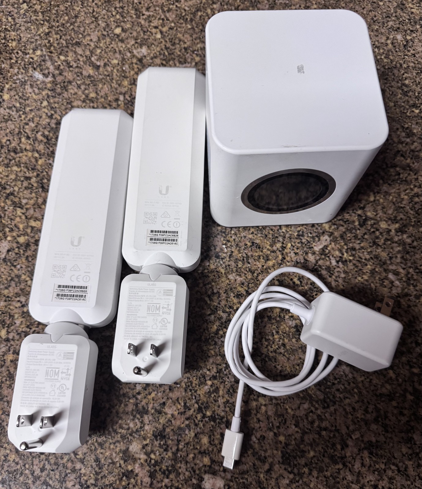 Ubiquiti AmpliFi HD AFi-HD Mesh WiFi System Router with 2 MeshPoints