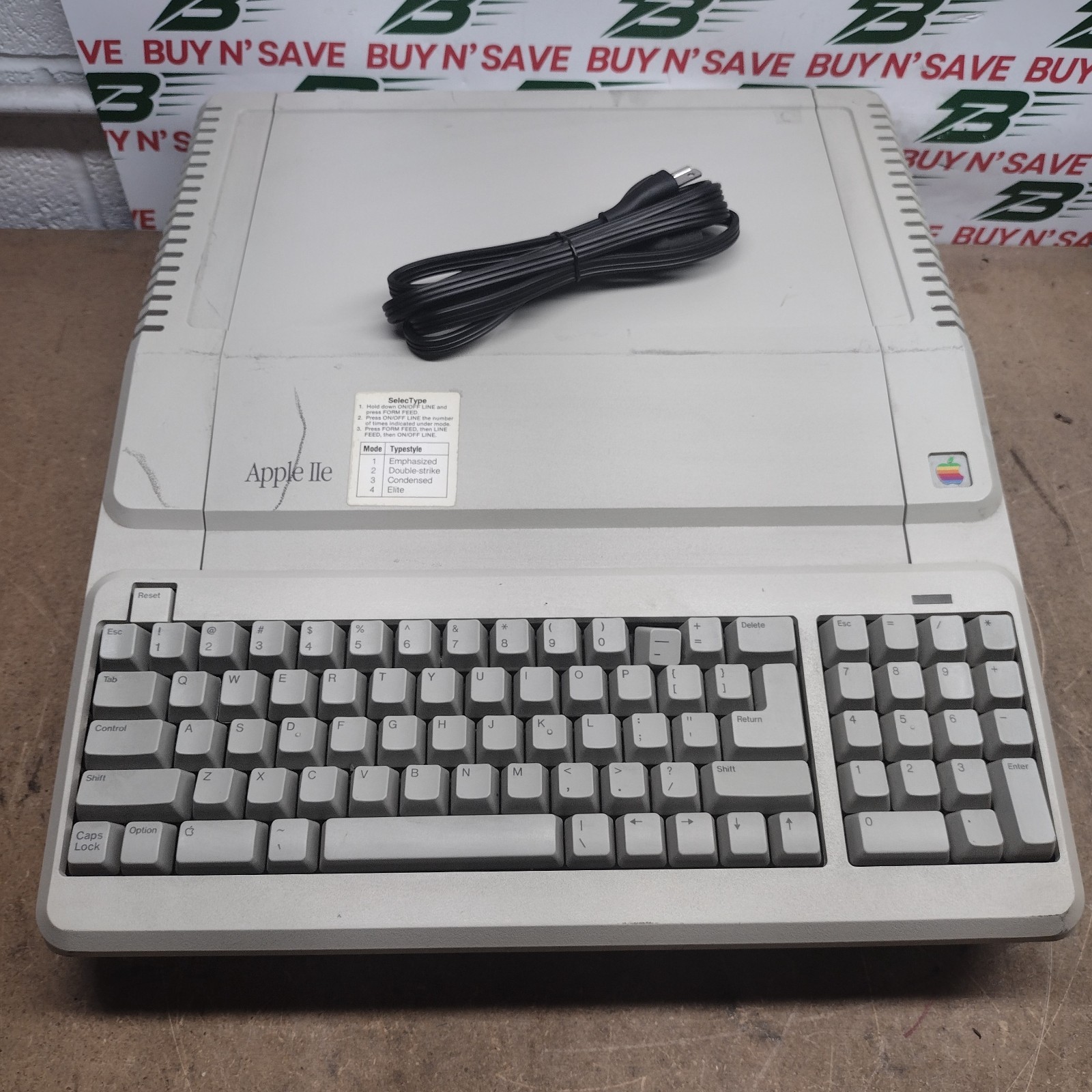 Vintage Apple IIe Computer A2S2128 w/PwrCrd - Has Broken Key - FOR PARTS