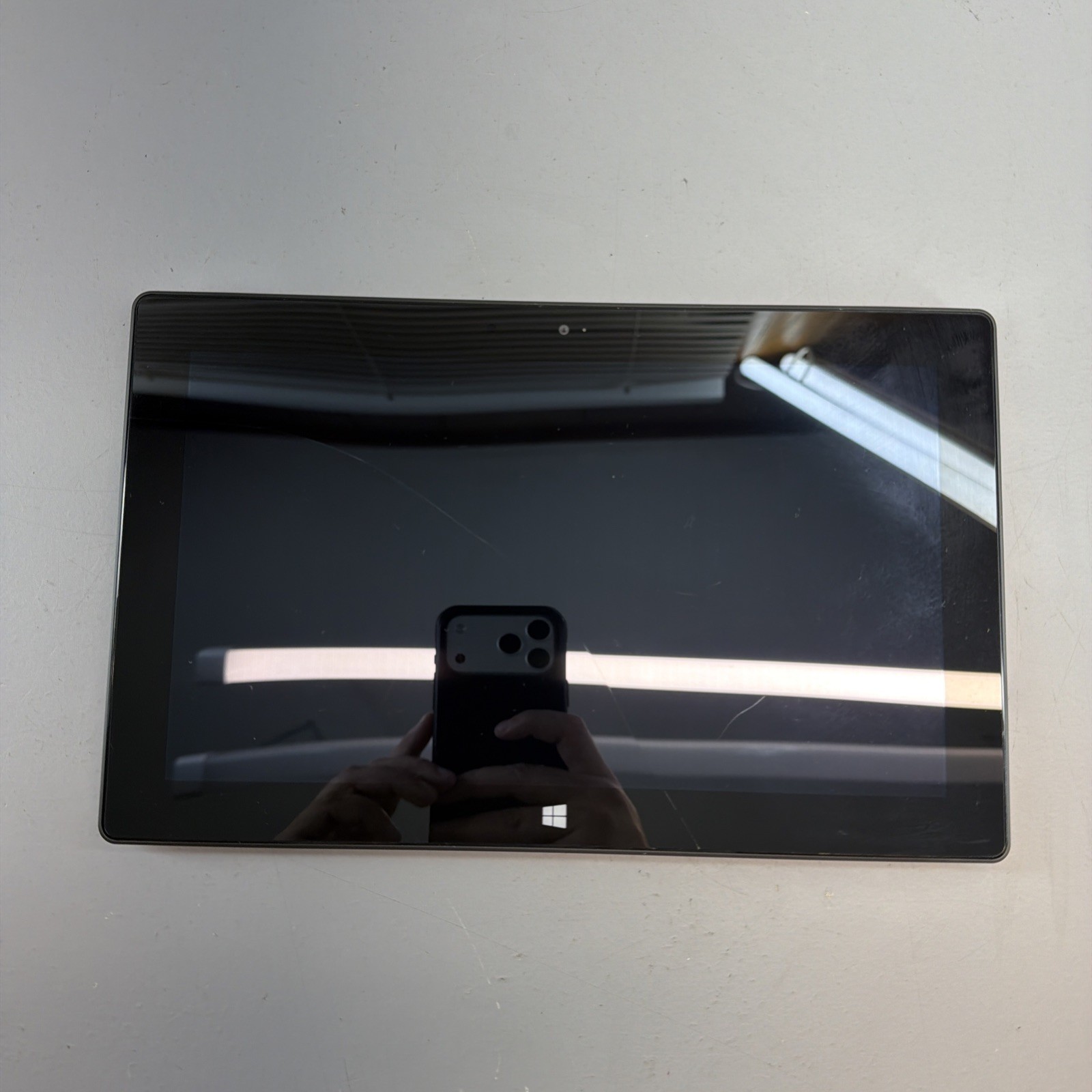 Microsoft Surface (1516) windows rt AS IS CRACKED SCREEN PARTS OR REPAIR