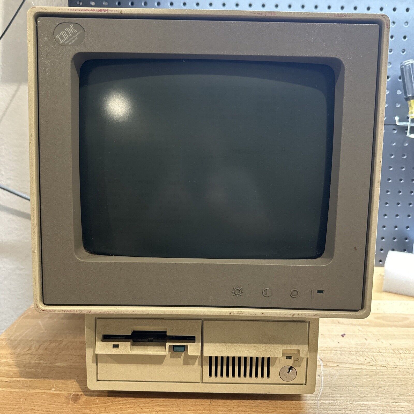 IBM PS/2 Model 25 - Floppy, Hard Disk.  Untested 8525