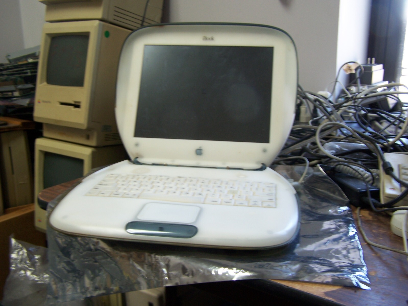 Macintosh iBook G3 Clamshell Olive Green 320MB, OS 9.0.4, 1GB Hard Drive, CD