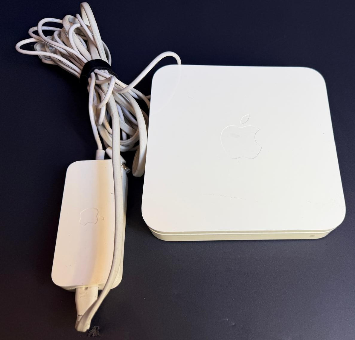 Apple A1354 AirPort Extreme Wi-Fi Base Station w/ Power Adapter, Tested