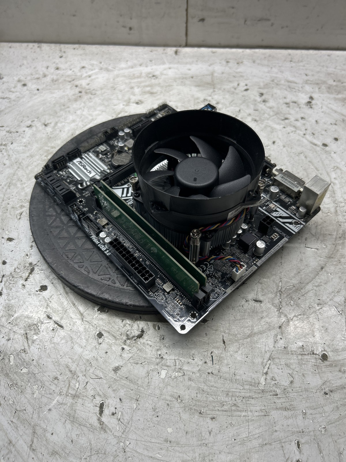 ASRock B250M-HDV P1.50E Intel Core i5-7500 3.40GHz 16GB No I/O Shield