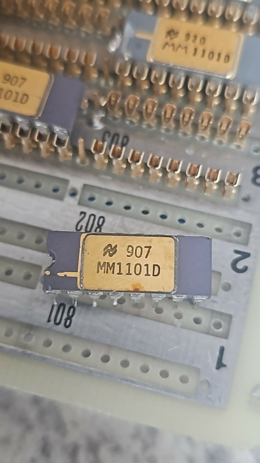 1x Rare Vintage Cool Gold Lid Ceramic National Semiconductor MM1101D /Intel 1101