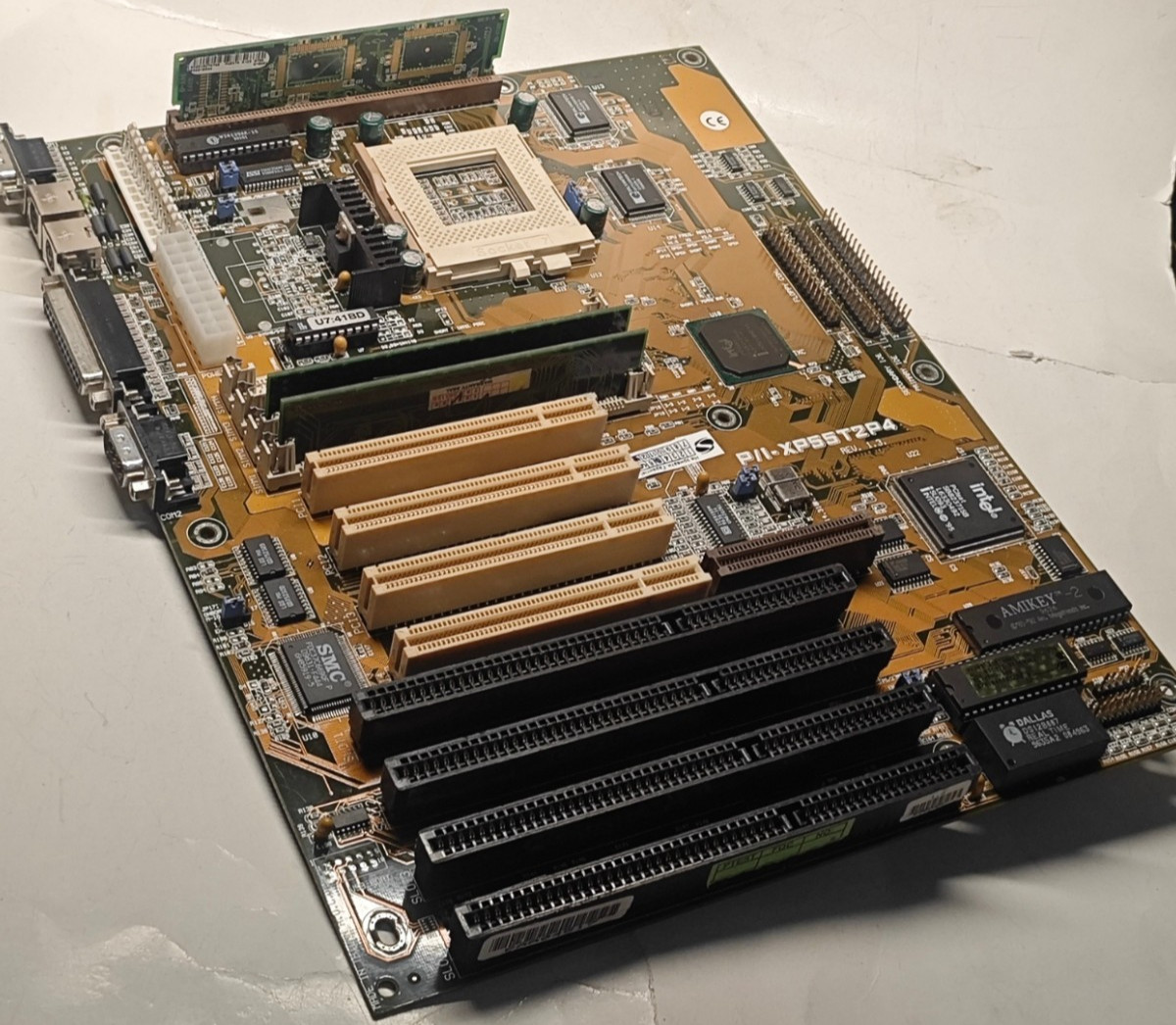 Socket 7 AT/ATX ASUS P/I-XP55T2P4 Rev 1.3 Motherboard (430HX), CPU & 16 MB RAM
