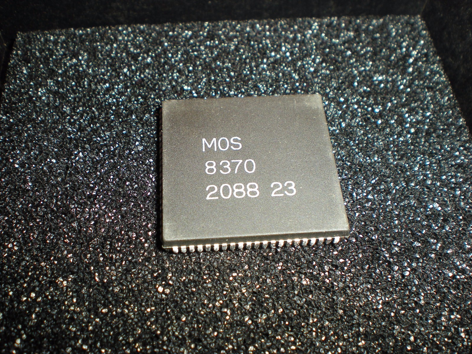 Amiga MOS 8370 Agnus chip in imperfect flawed condition.  Part number 318070-01.