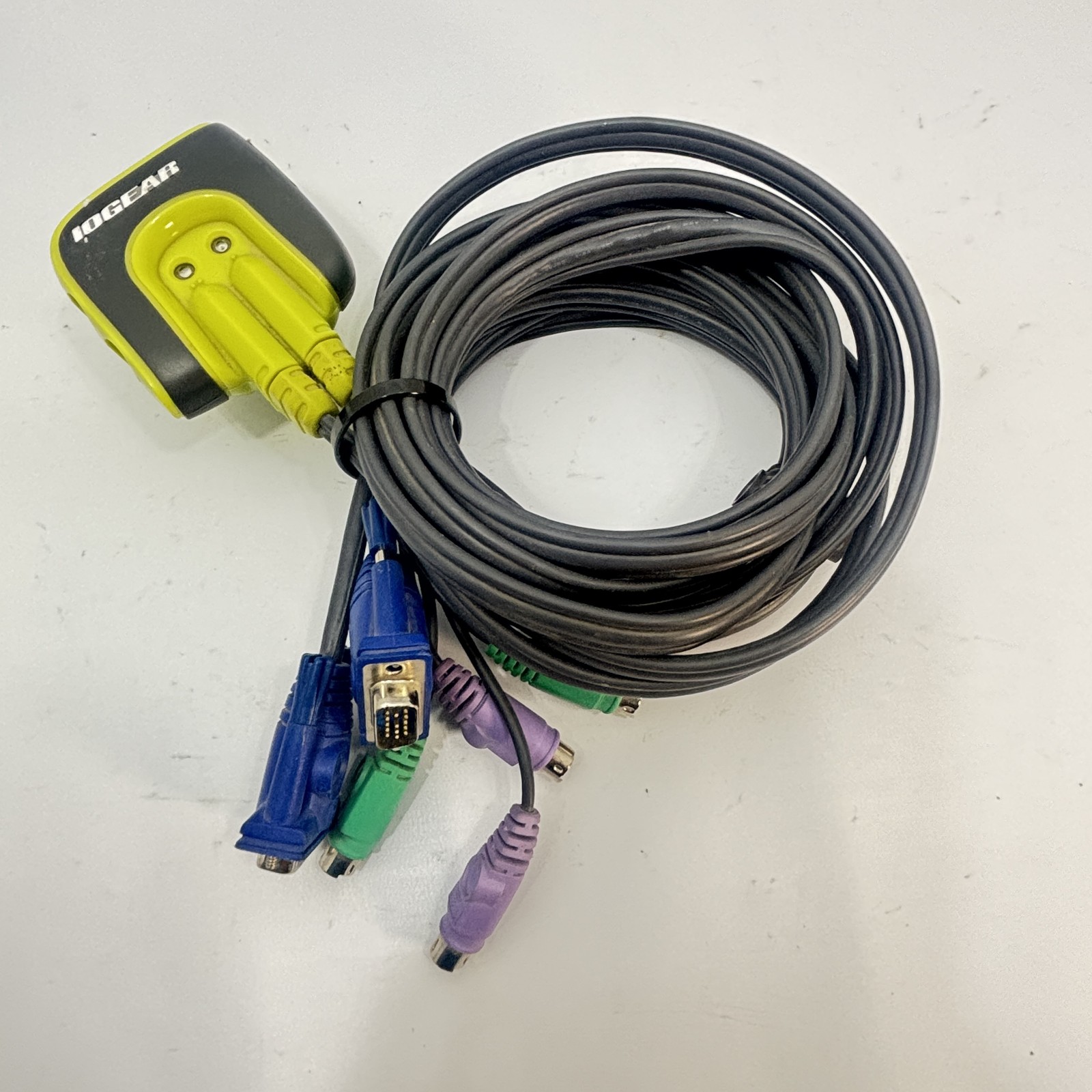 IOGEAR KVM Switch GCS62 VGA PS/2 with integrated 6 foot Cables 2 ports