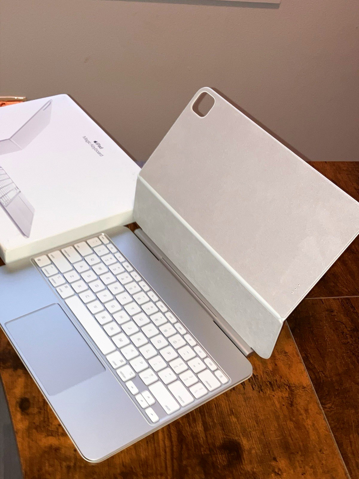 NEW Apple iPad Magic Keyboard for iPad Pro 13 in NEVER USED.  PERFECT CONDITION.