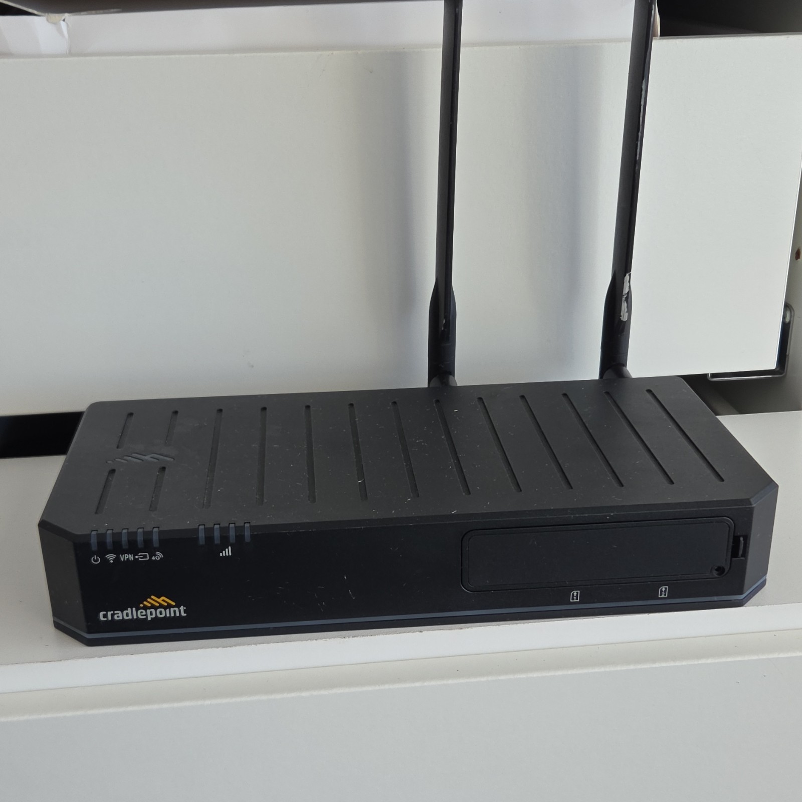 Cradlepoint E300 Series Enterprise Router Dual Antennas Wired Wireless