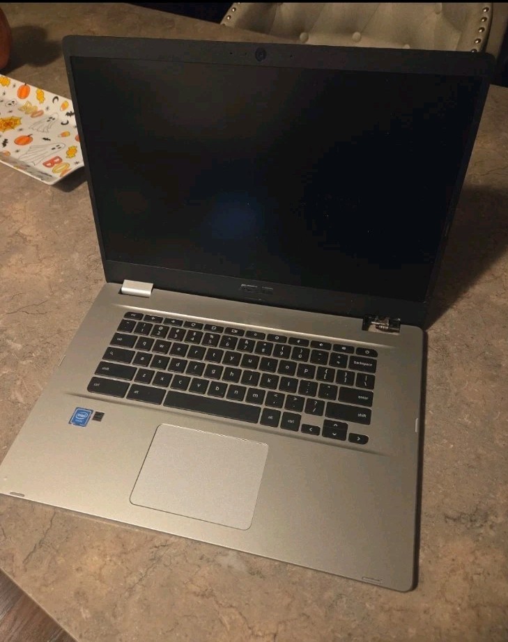 ASUS Chromebook - CX22N 11.6" 32 GB Model 7265D2W (Laptop Only) missing a hinge