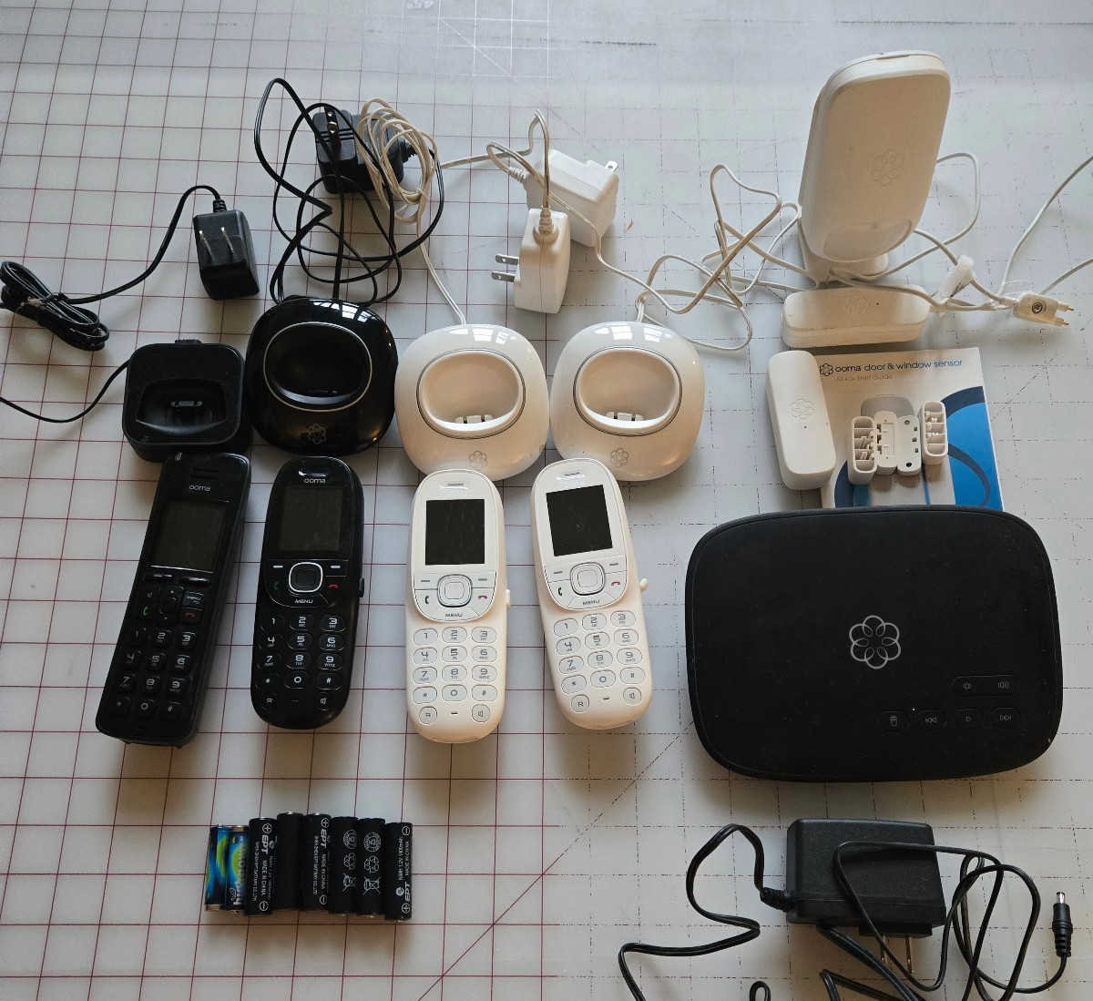 OOMA TELO Base Station (MODEL  104), 1HD3 and 3 HD2 handsets, + Security package