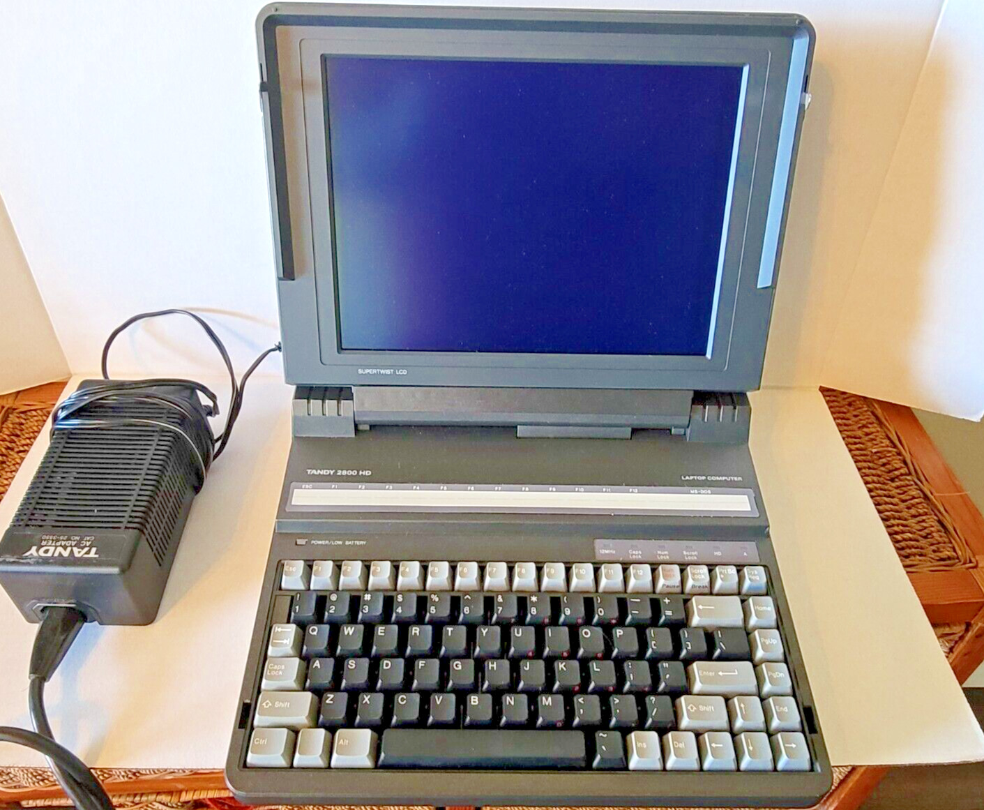 VINTAGE TANDY 2800 HD LAPTOP COMPUTER Working w/case & charger