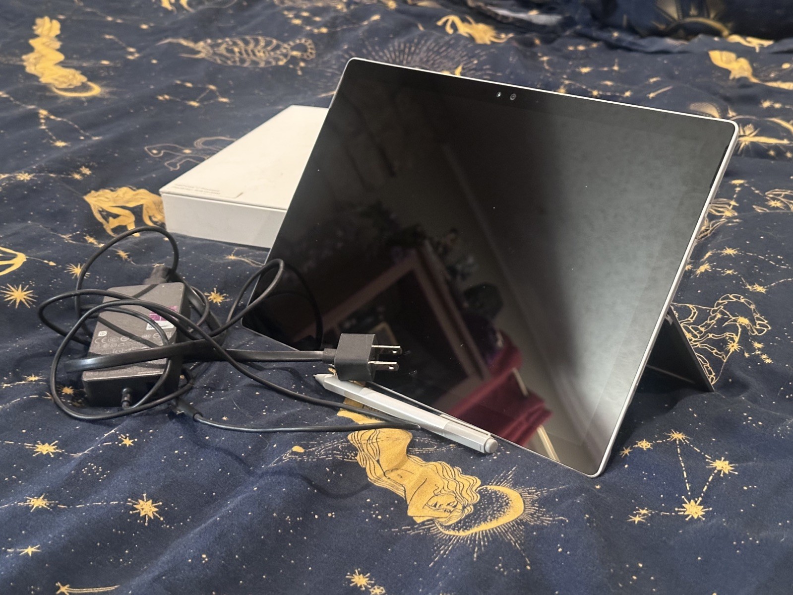 Microsoft Surface Pro 4 i7- 256GB/ 8GB RAM Win10 Pro - charger and pen - bundled
