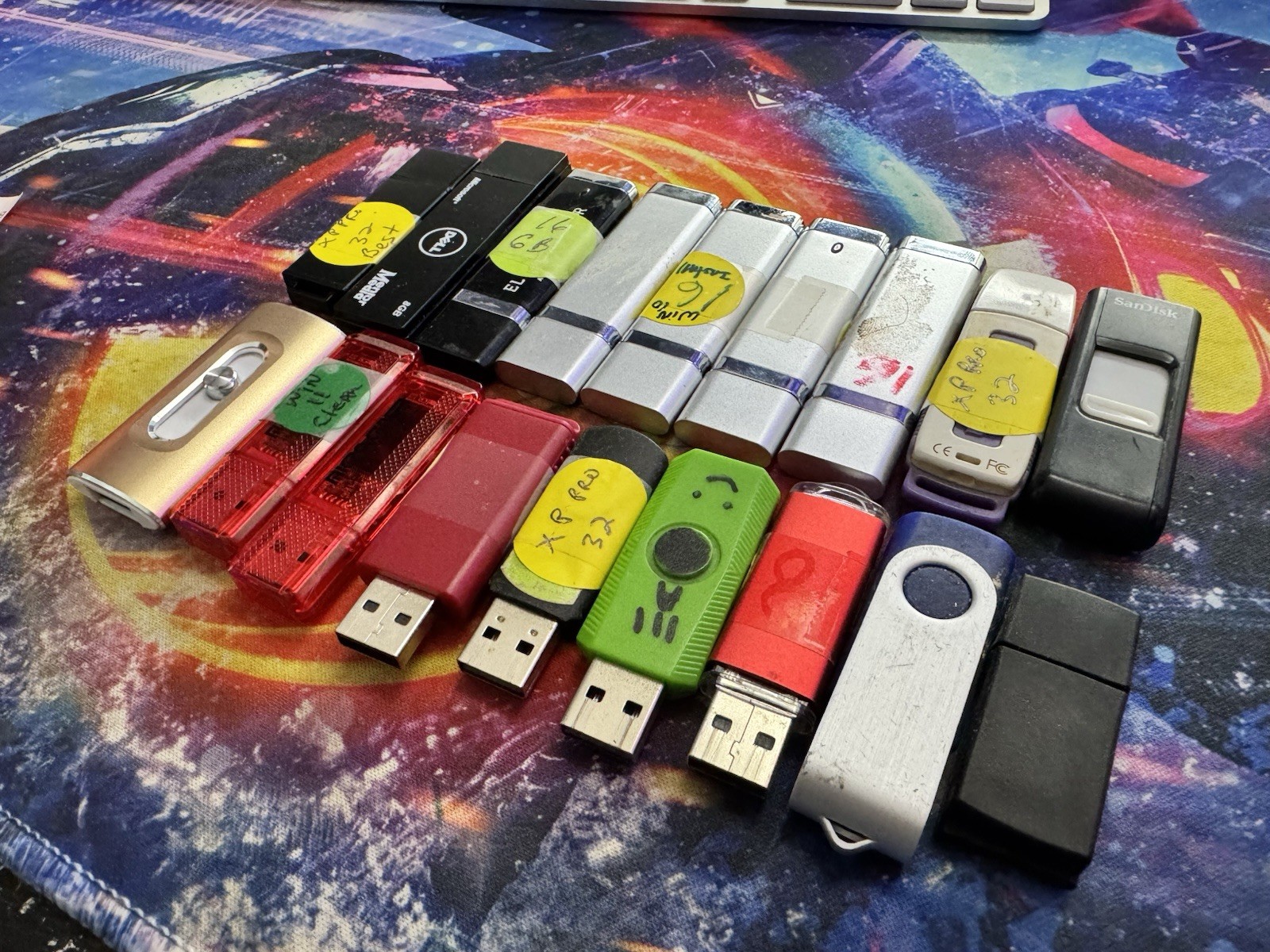 LOT of 18 USB Flash Drives - Various Brands - Various Sizes 1-16GB Working