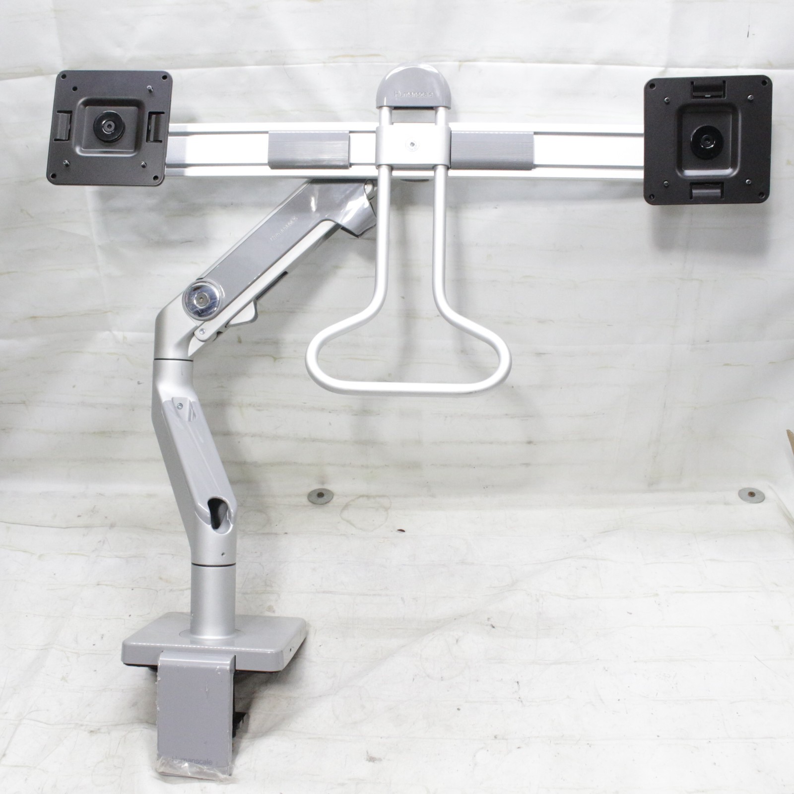 Humanscale Dual Monitor Arm + M/Connect MP-ATS Power Charging Hub – Silver