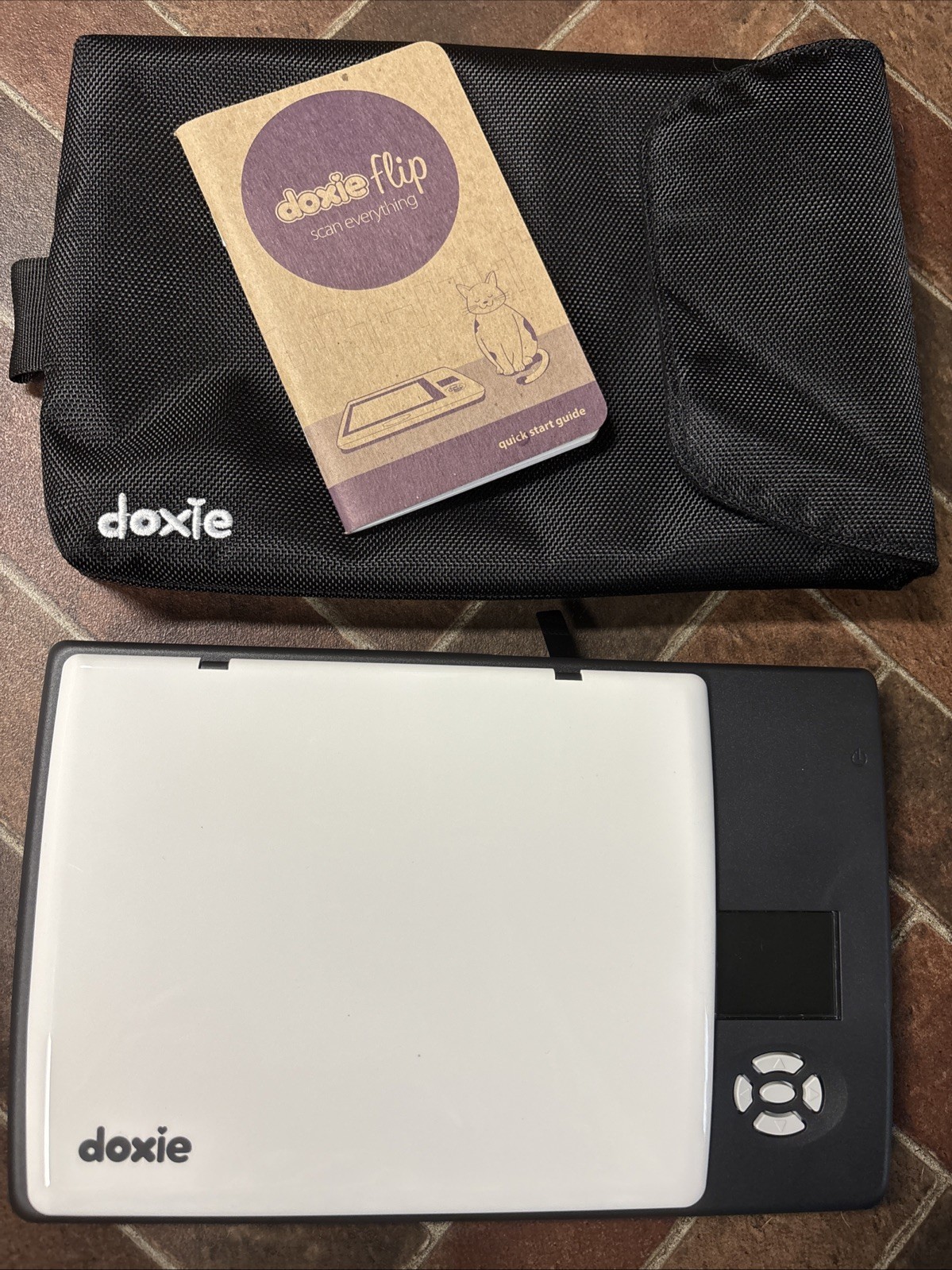 Doxie Flip Cordless Mobile Flatbed Scanner DX70 + Soft Case + Quick Start Guide