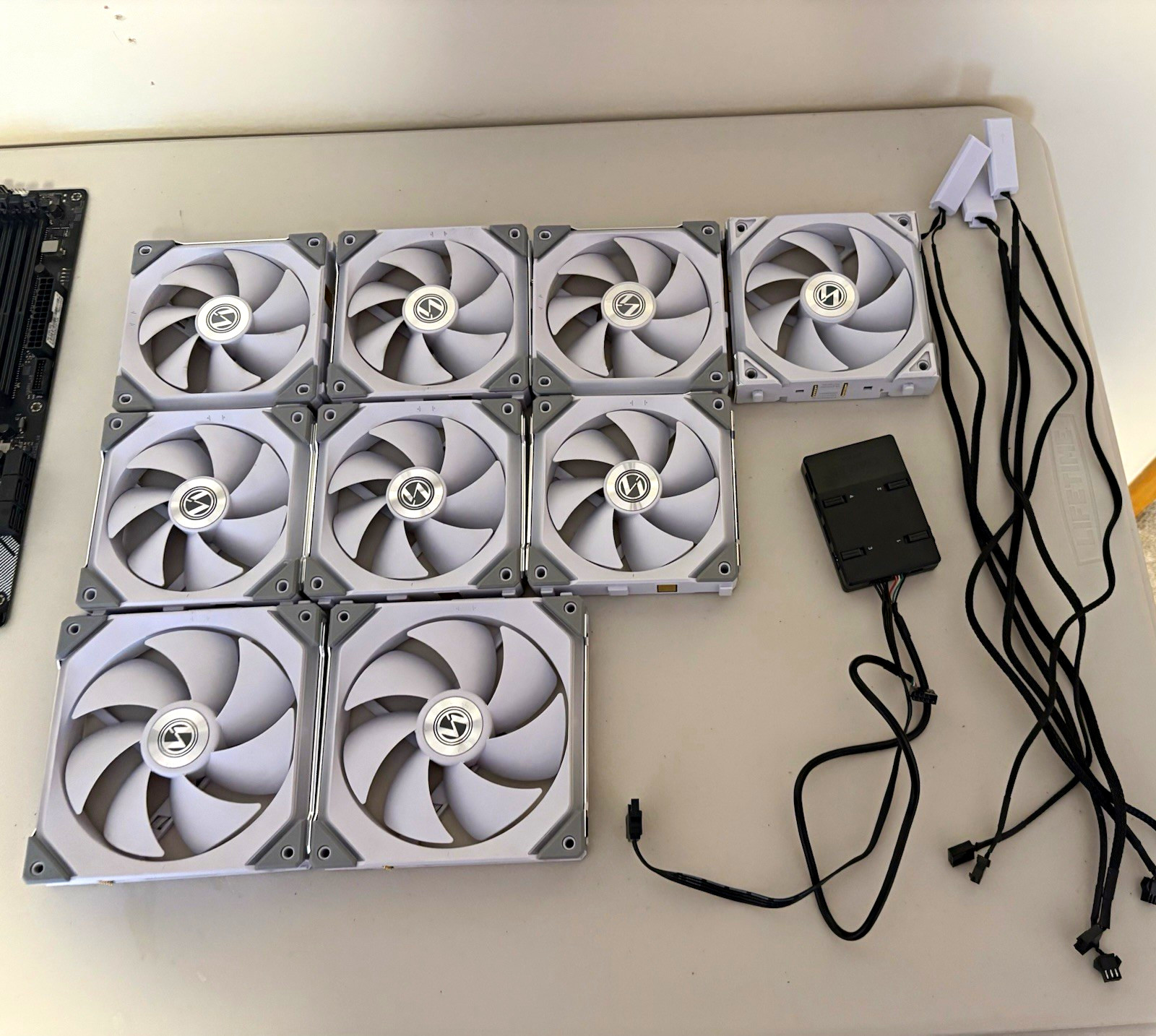 Lian Li 9 fans. 6 SL120, 1 SL120 Wireless, 2 SL140s Read description