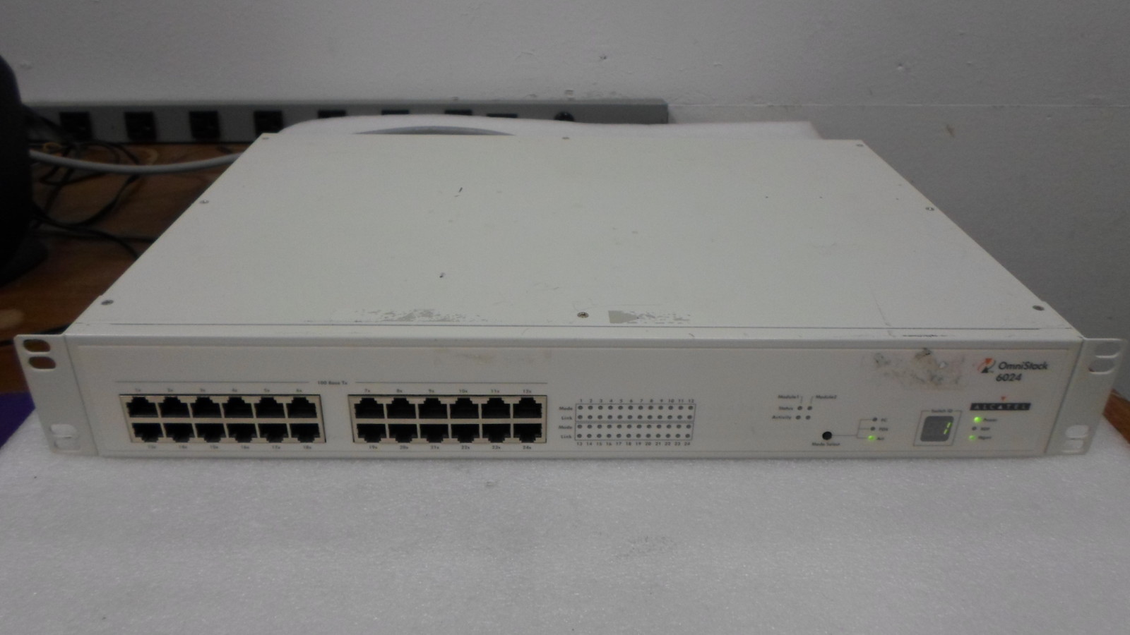 Alcatel OmniStack 6024 24-Port Switch w/ 142626-404 Serial RS232 Module TESTED