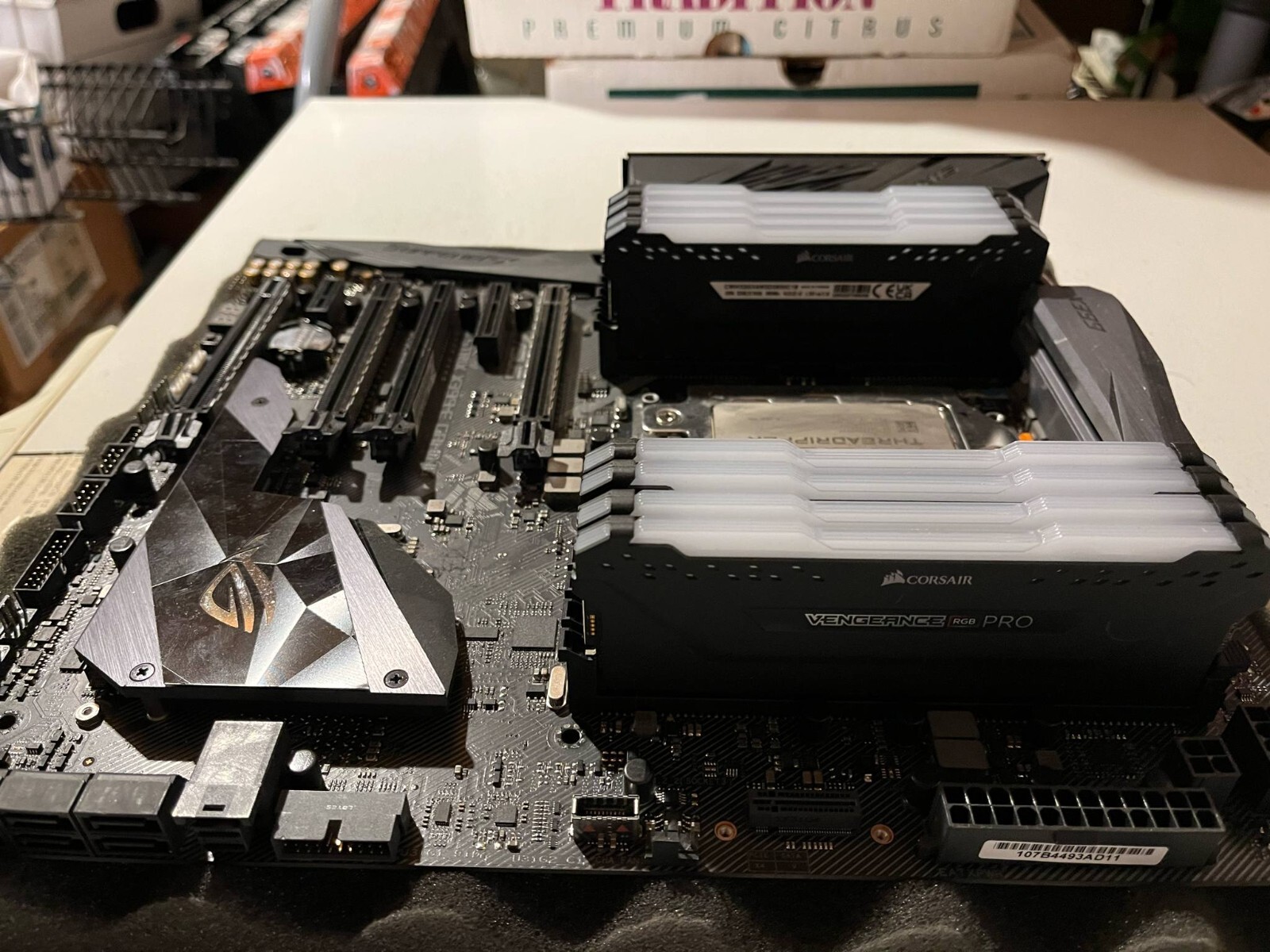 AMD YD190XA8AEWOF 4GHz 240V Ryzen Threadripper 1900X Processor