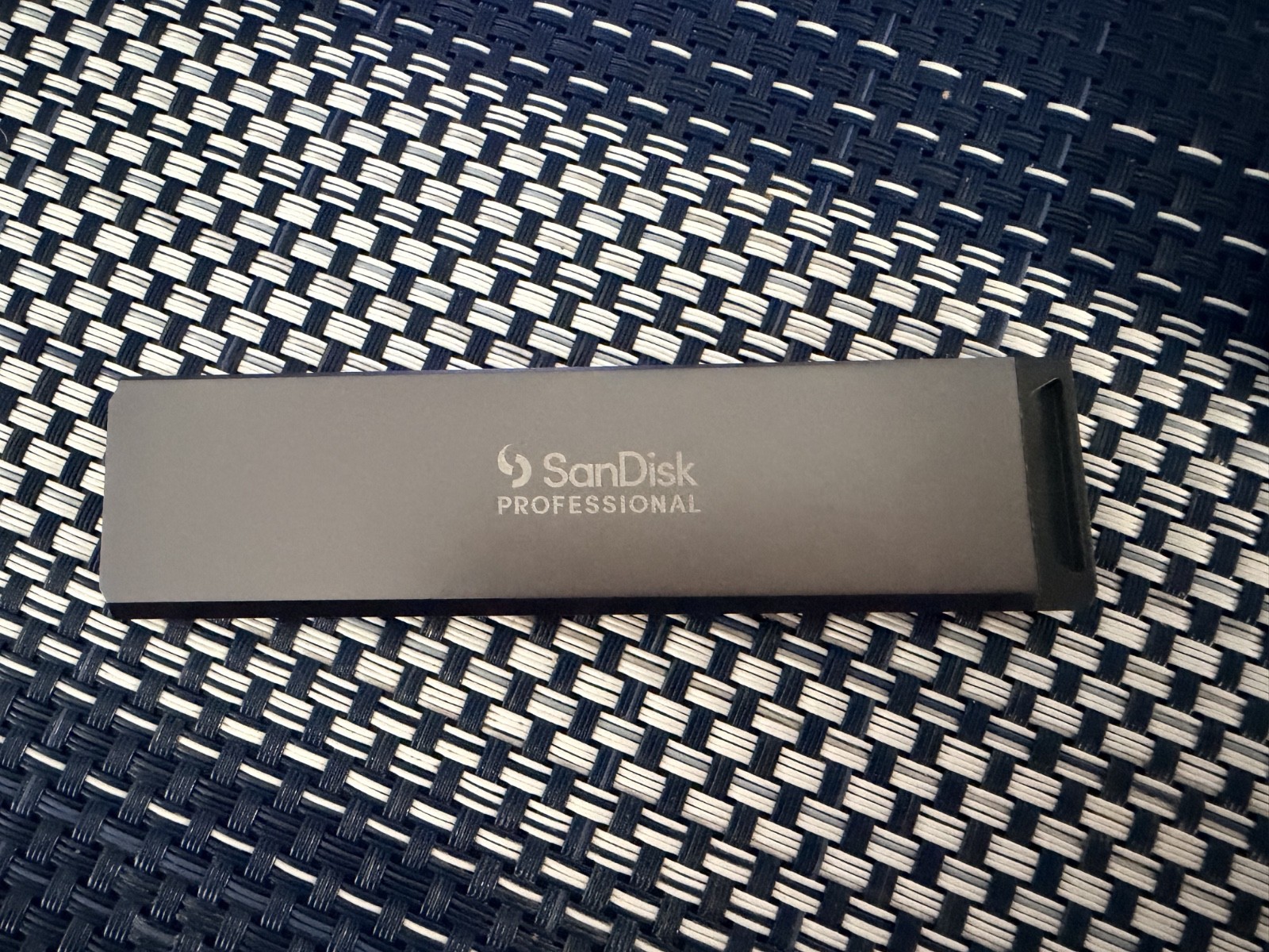 SanDisk PRO-BLADE 2TB NVMe Portable External SSD Mag (SDPM1NS-002T-GBAND)