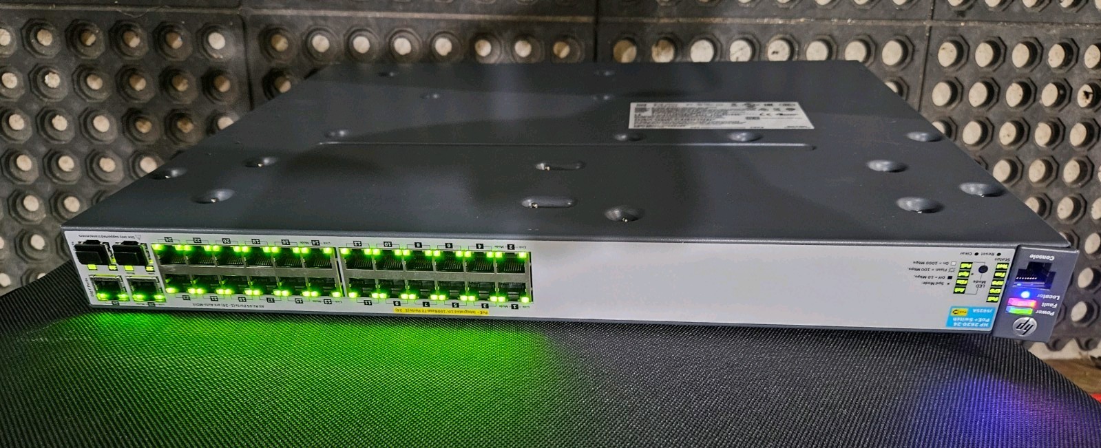 HP 2620-24 24-Port 10/100 PoE+ Ethernet Switch J9625A