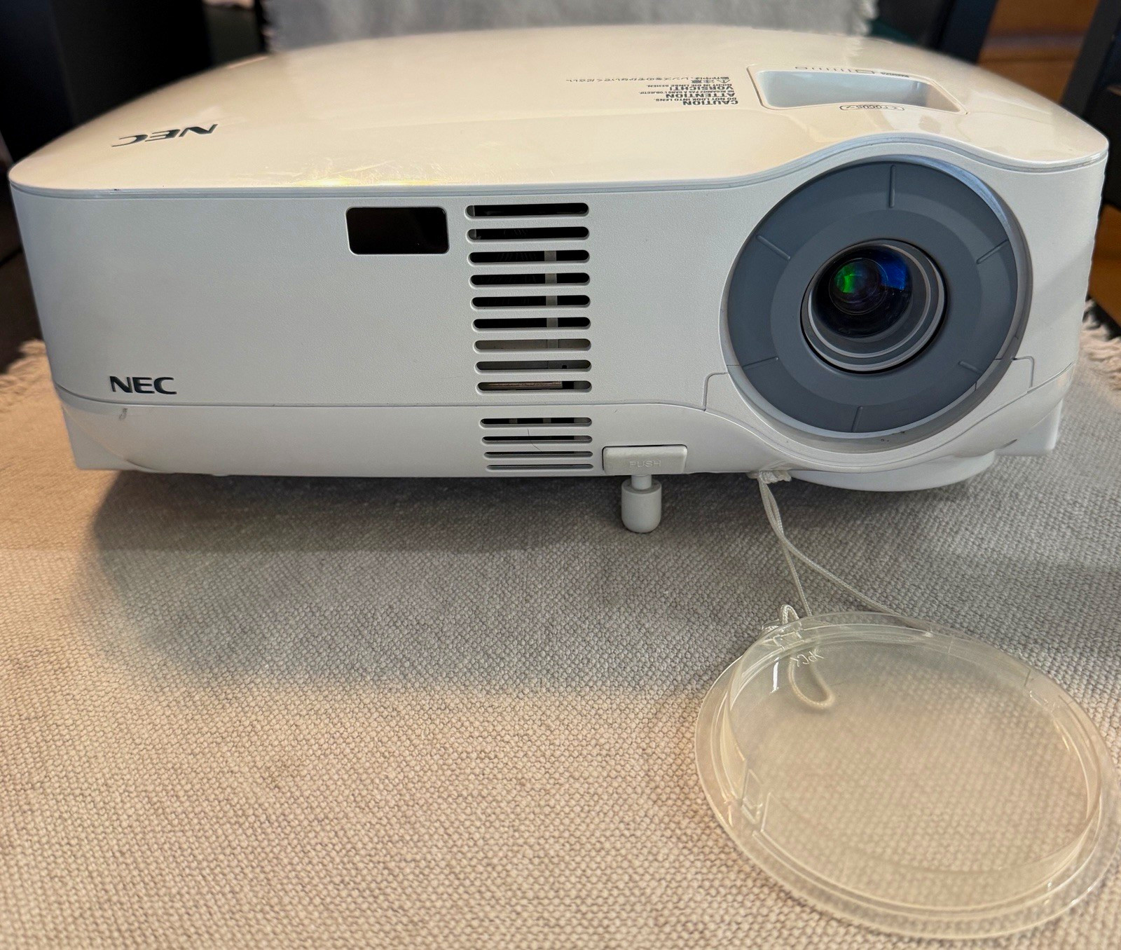 NEC VT490 LCD Projector 2000 ANSI 800x600 4:3 w/ Carry Bag & Cables White