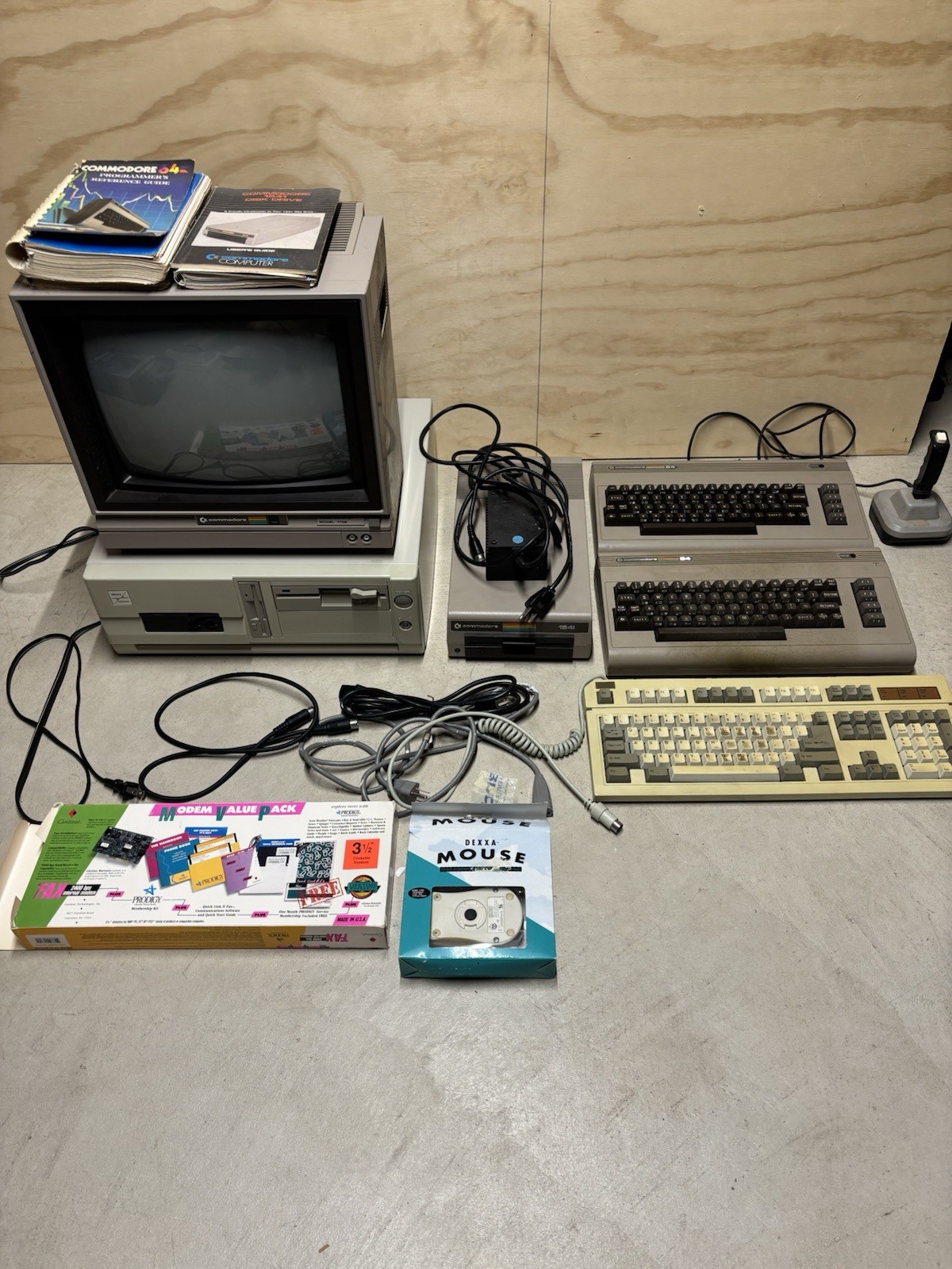 Commodore 64 Vintage Home Computer Lot w/ 1541 Floppy Drive & 1702 Monitor