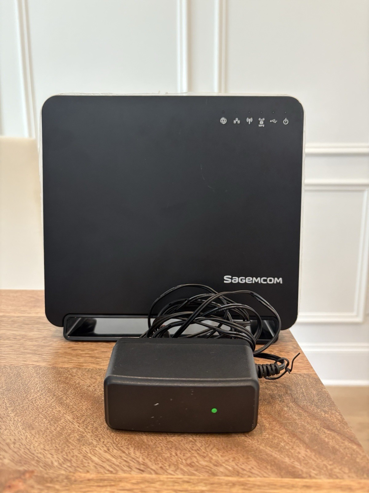 Sagecom Fast 5260 Dual-Band Wireless Wi-fi Router With Charger
