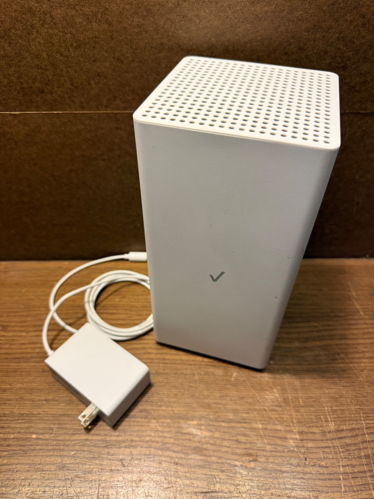 Verizon CE1000A Home Internet Wi-Fi Extender Wi-Fi 6 White - Used - turns on