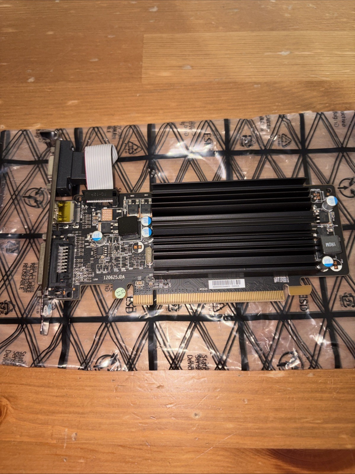 XFX AMD RADEON R5 220 625M 2GB D3 DVI HDMI VGA R5-220A-2QH GRAPHICS CARD
