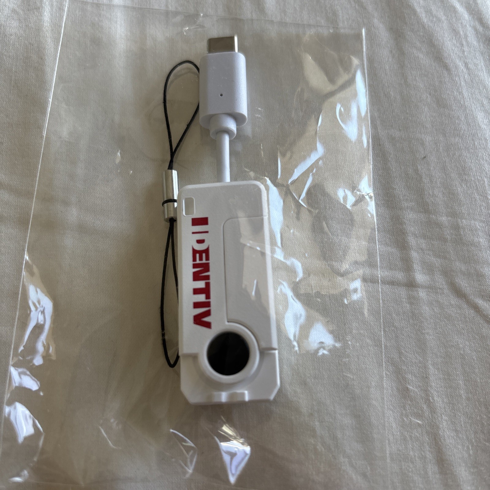 Identiv uTrust SmartFold SCR3500 C Ultra Compact USB Smart Card Reader